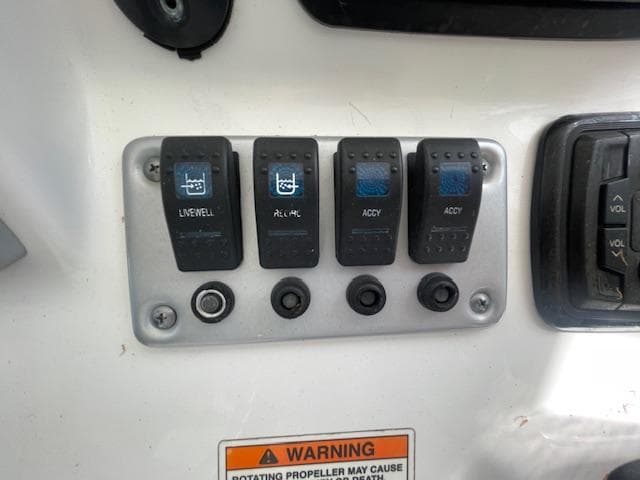 2013 Sea Hunt Triton 225