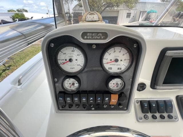 2013 Sea Hunt Triton 225