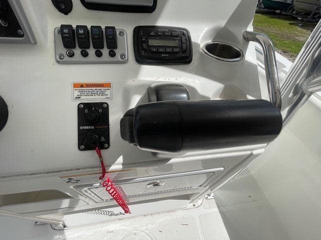 2013 Sea Hunt Triton 225
