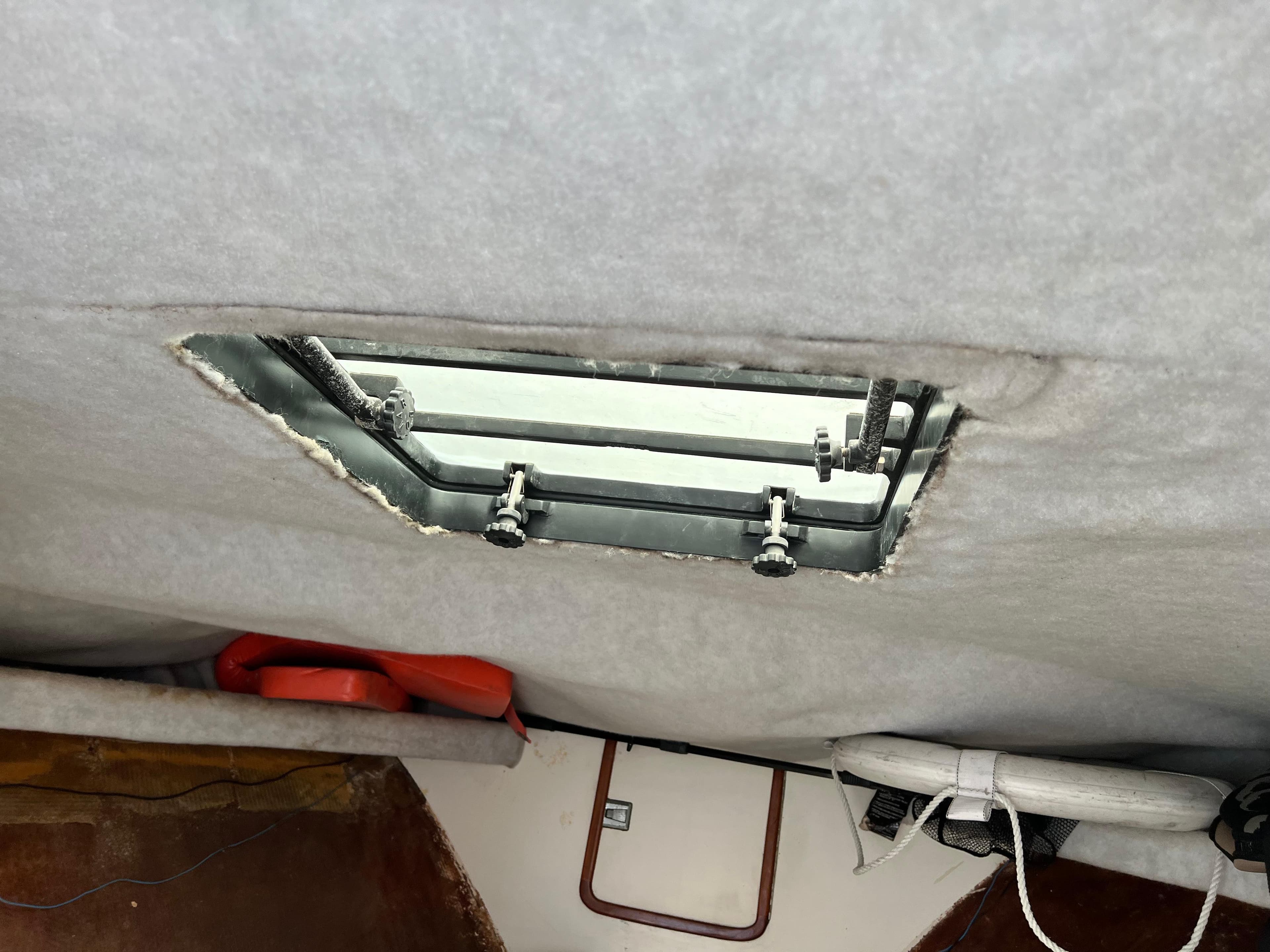 Interior view of a 2000 Stuart Angler 32 Center Console/Cutty boat with a ceiling hatch.