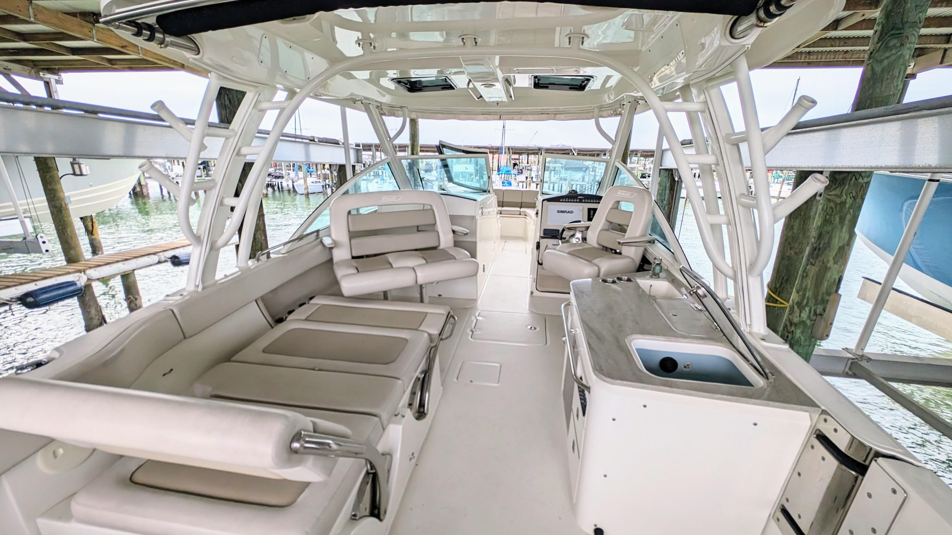 2017 Boston Whaler 320 Vantage