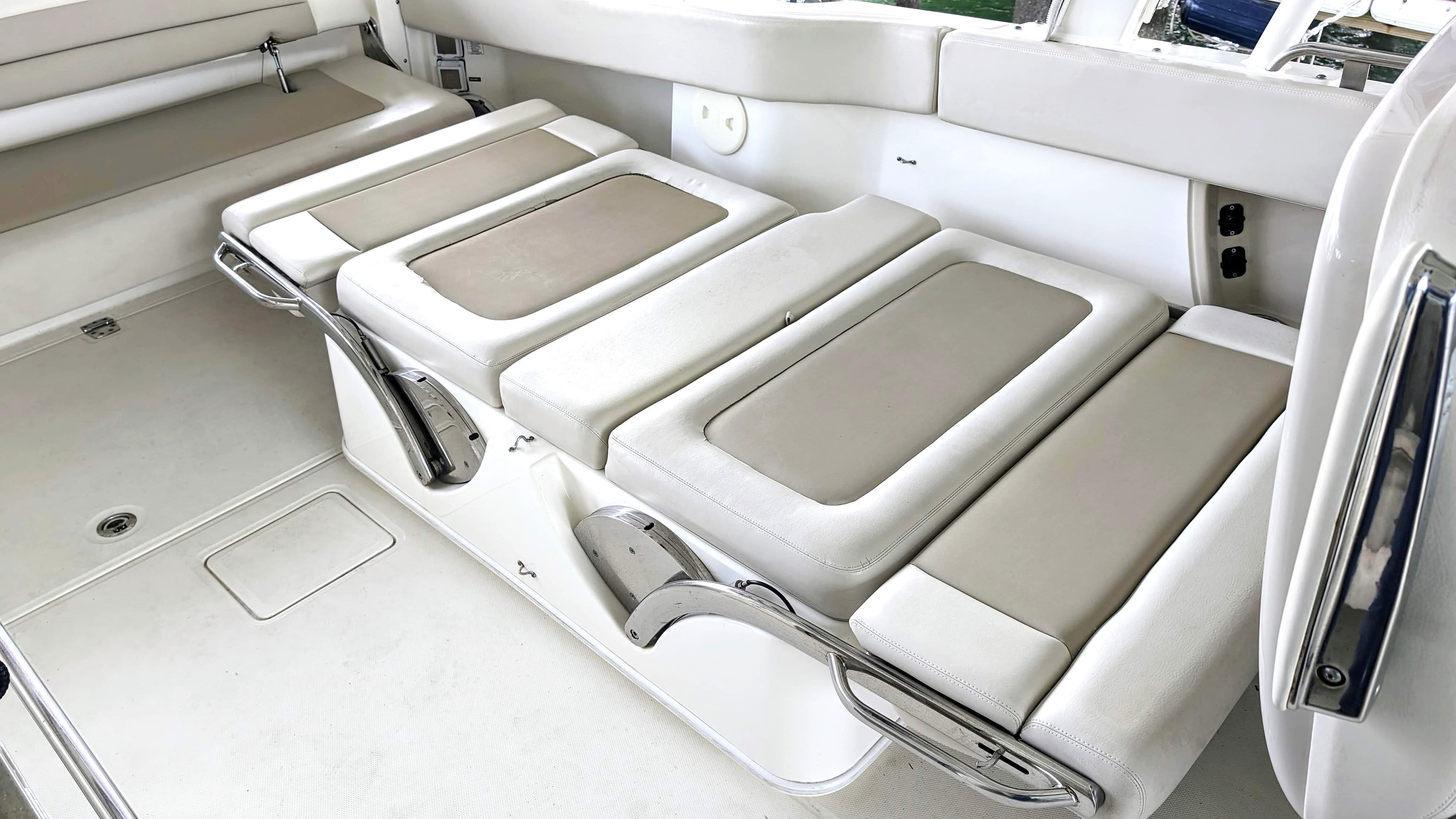 2017 Boston Whaler 320 Vantage