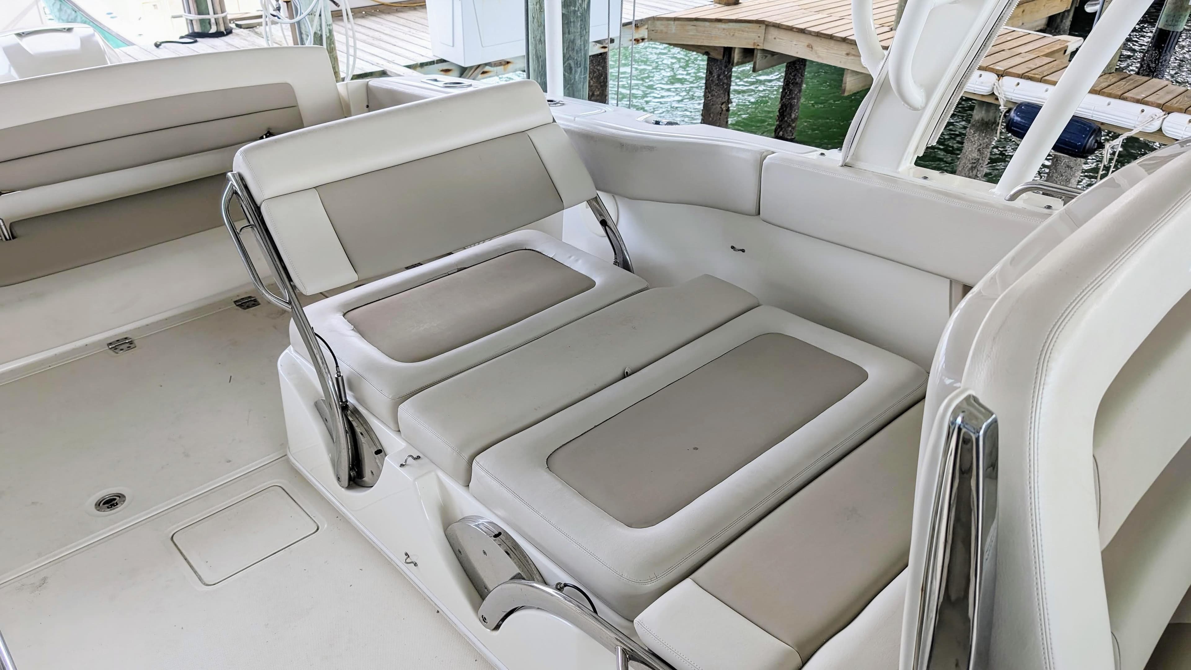 2017 Boston Whaler 320 Vantage