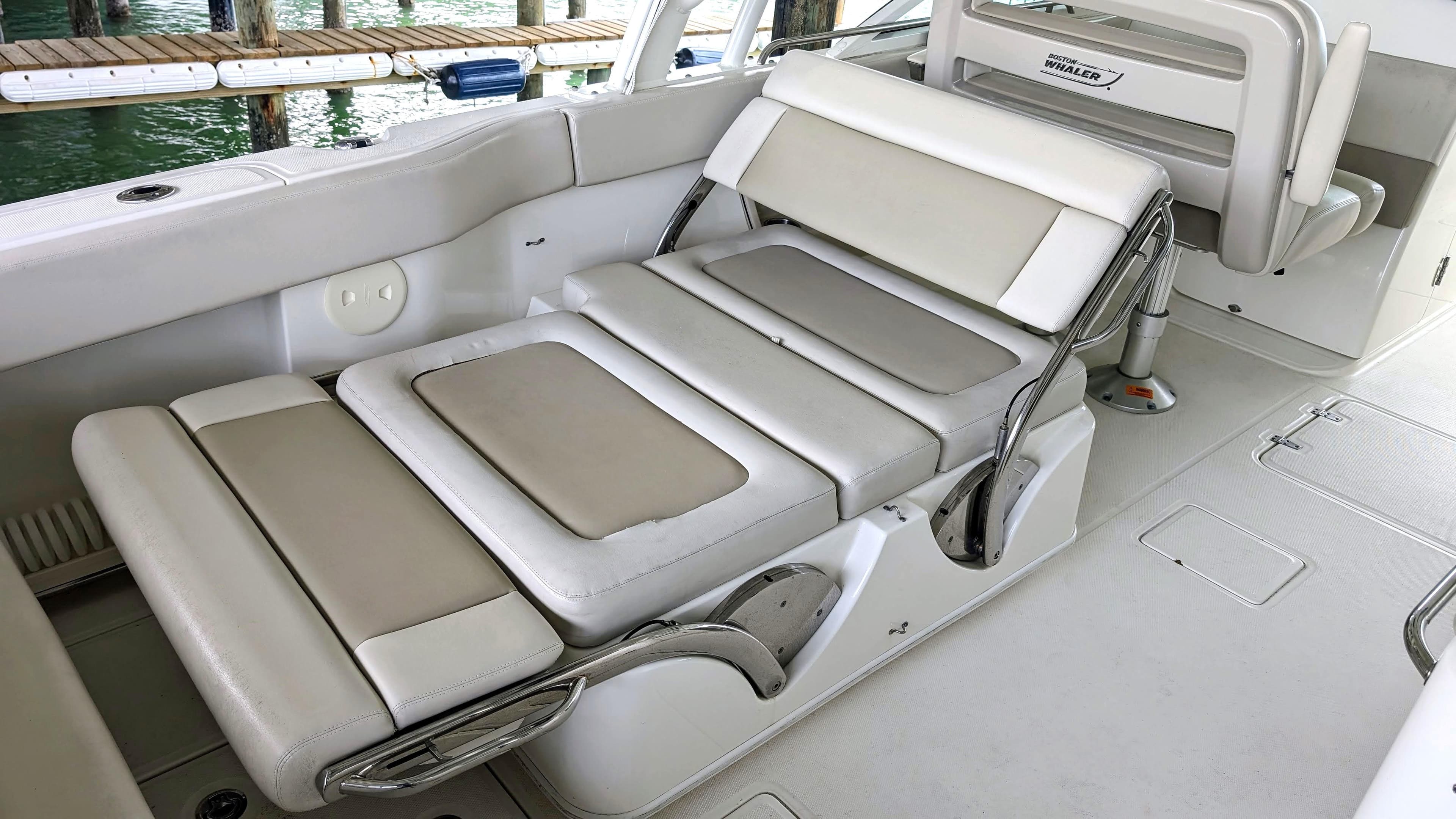 2017 Boston Whaler 320 Vantage