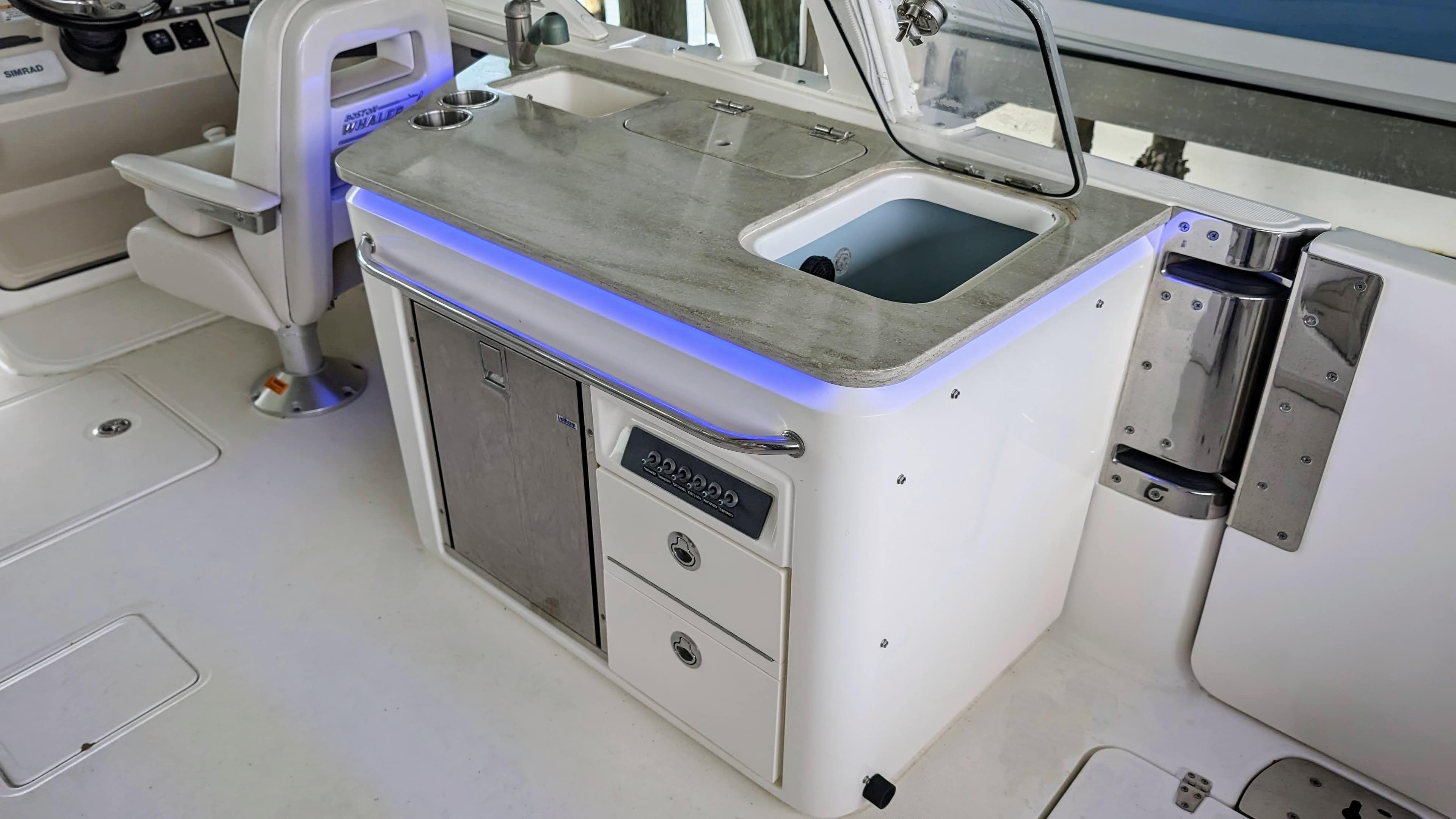 2017 Boston Whaler 320 Vantage