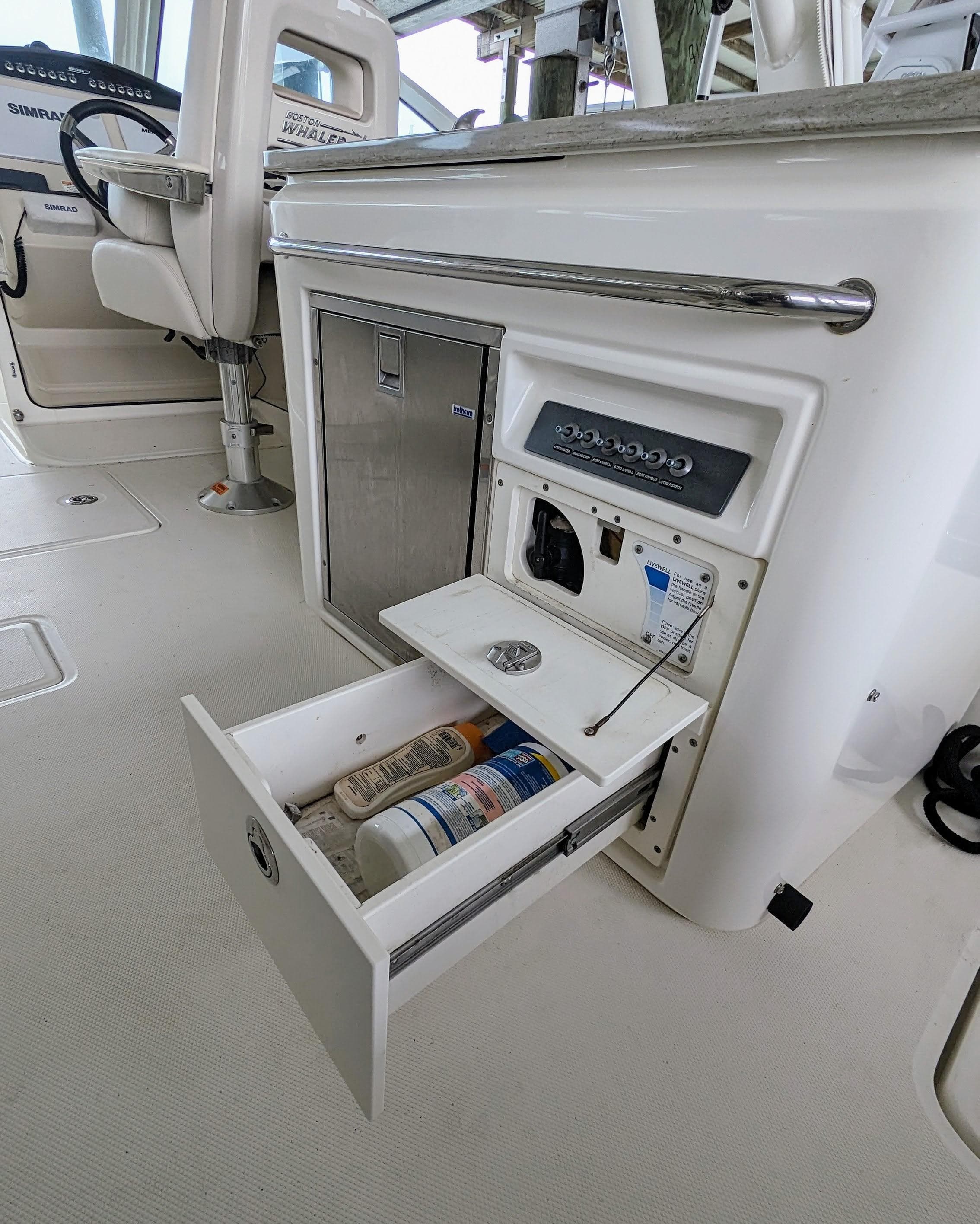 2017 Boston Whaler 320 Vantage