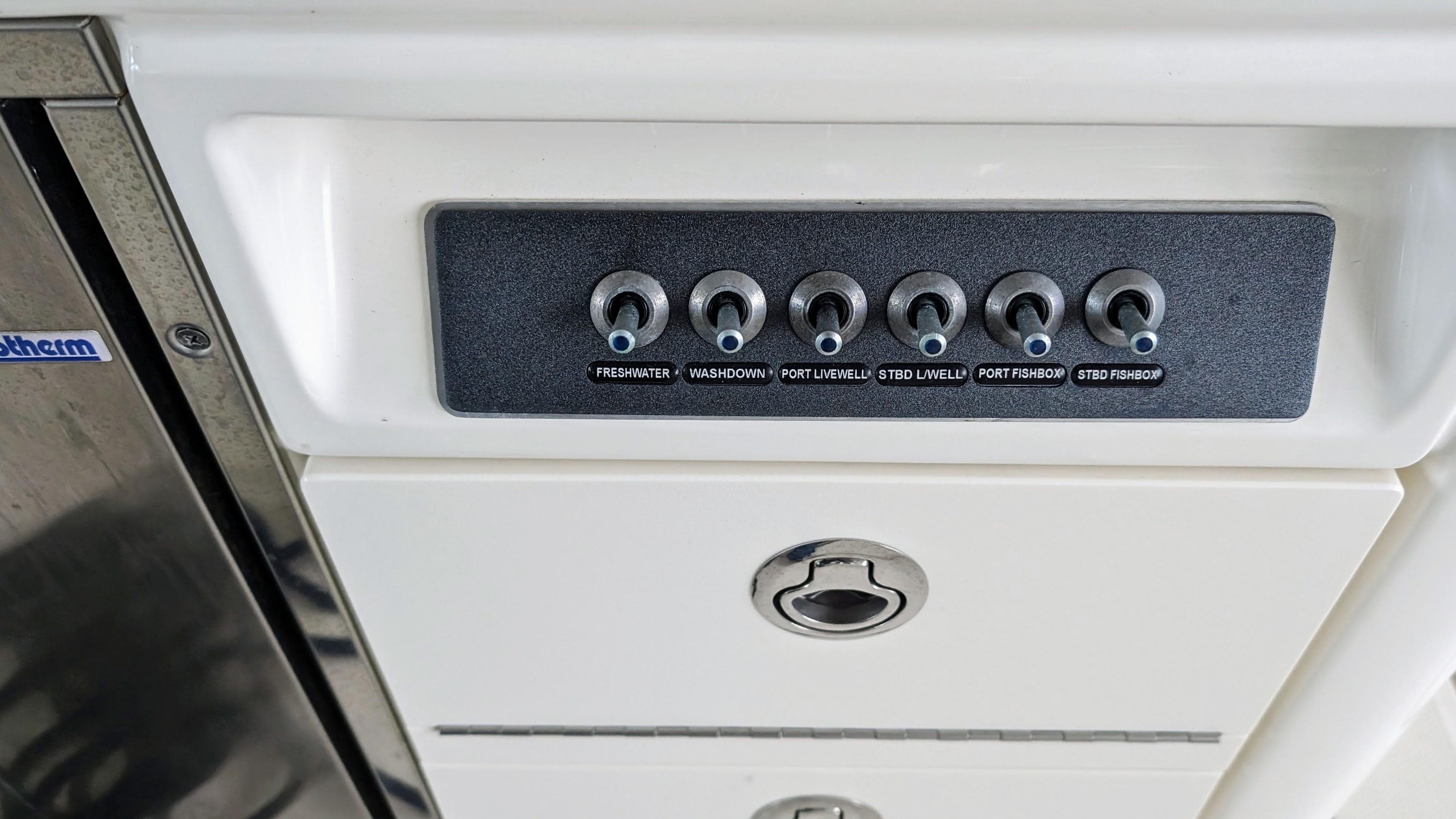 2017 Boston Whaler 320 Vantage