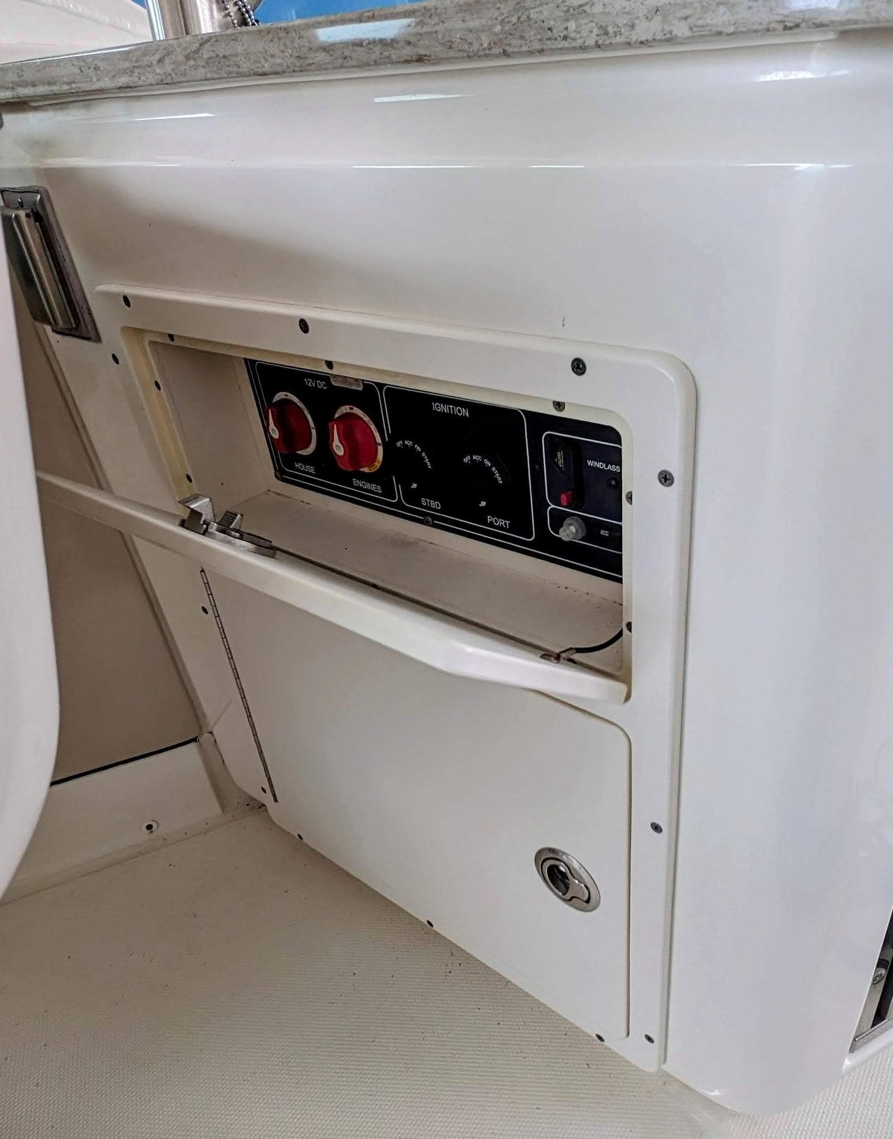 2017 Boston Whaler 320 Vantage