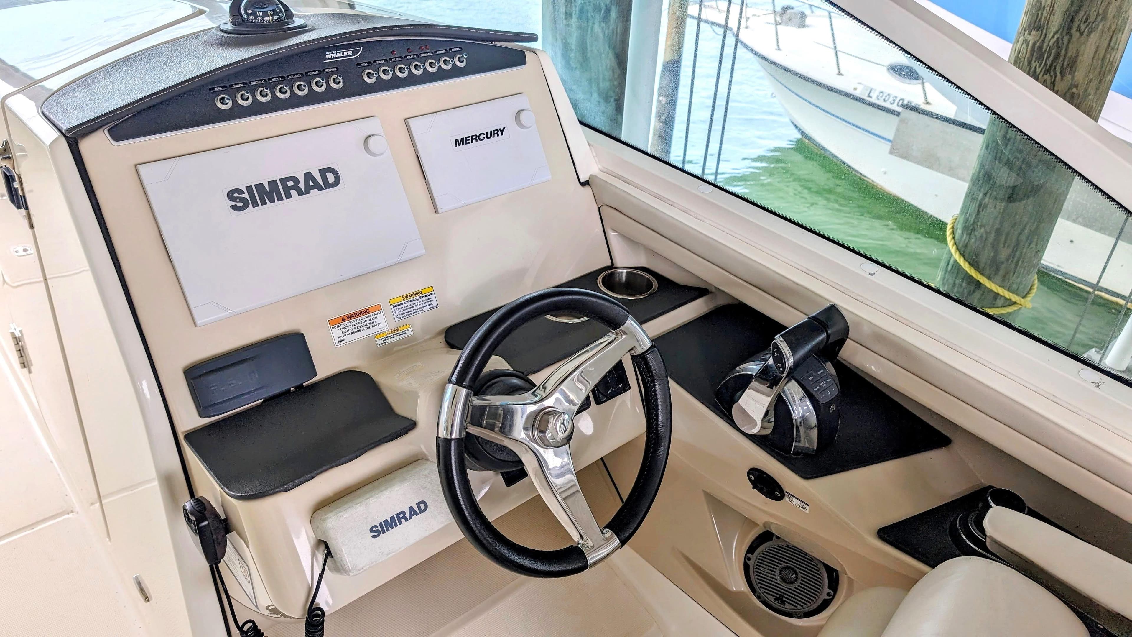 2017 Boston Whaler 320 Vantage