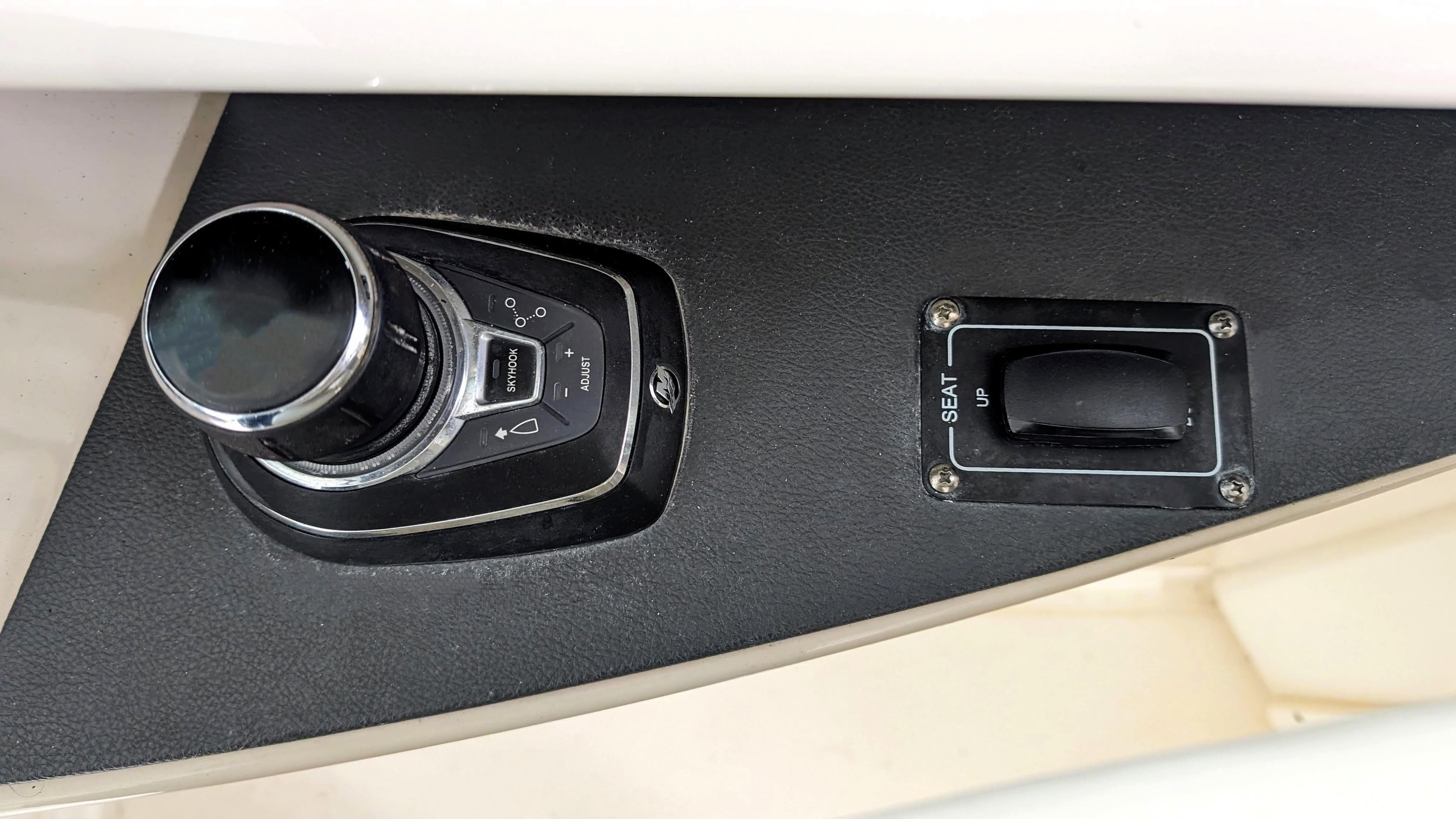 2017 Boston Whaler 320 Vantage