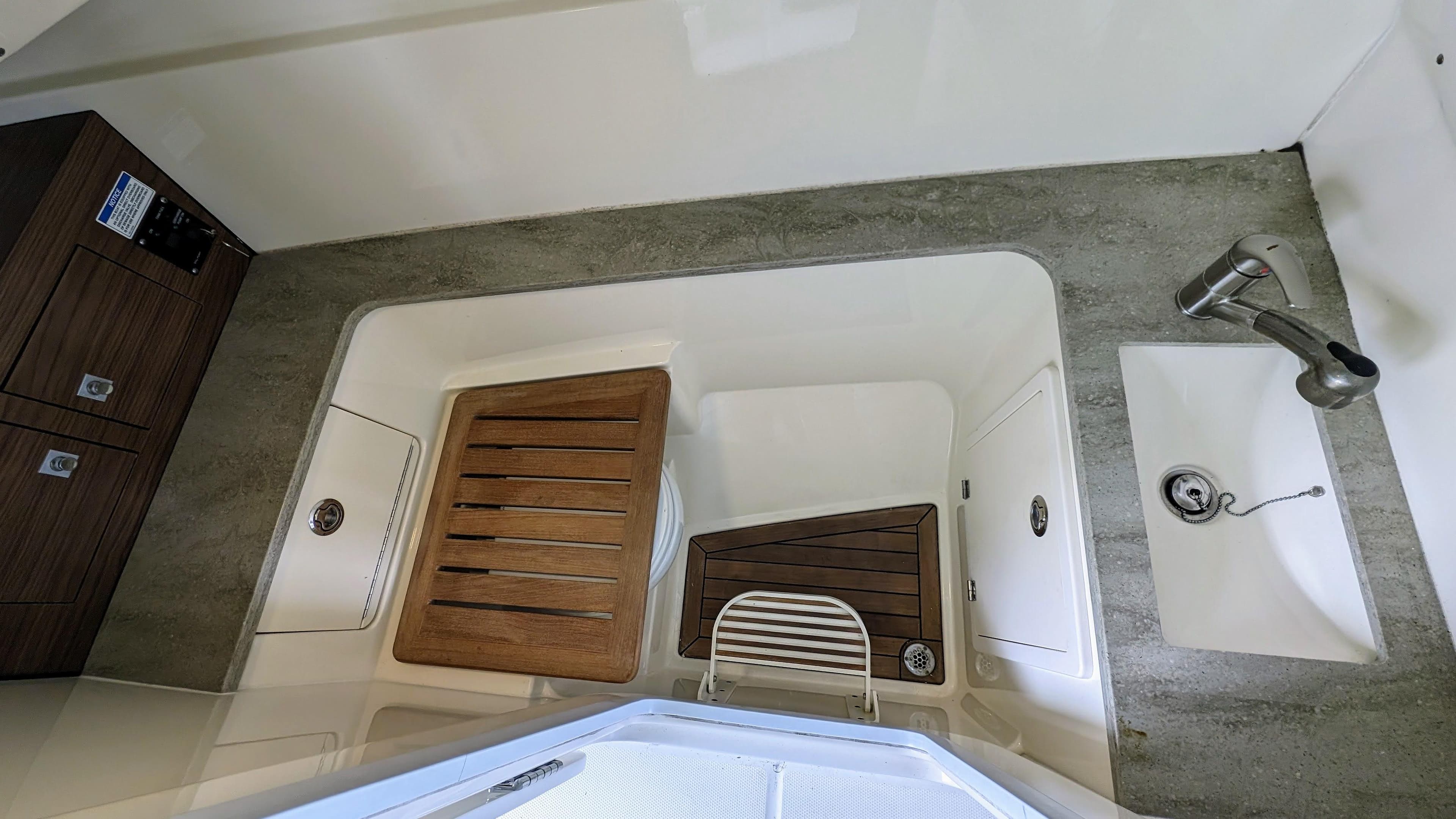 2017 Boston Whaler 320 Vantage