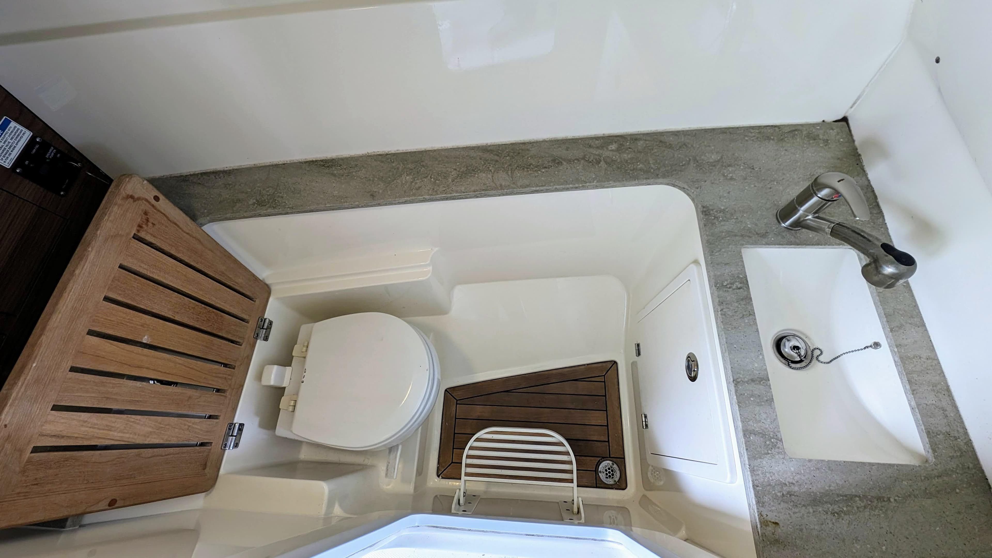 2017 Boston Whaler 320 Vantage