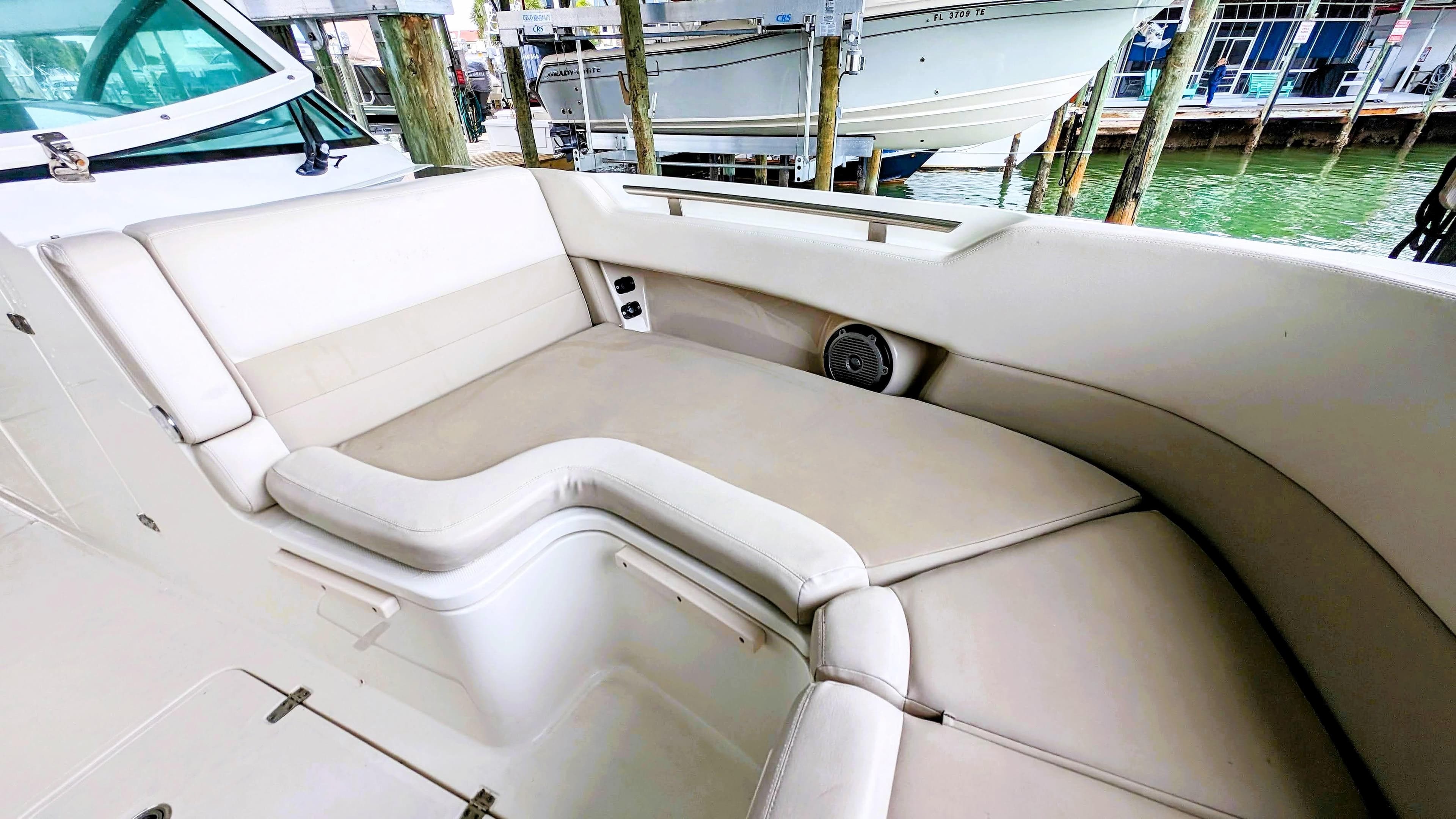 2017 Boston Whaler 320 Vantage