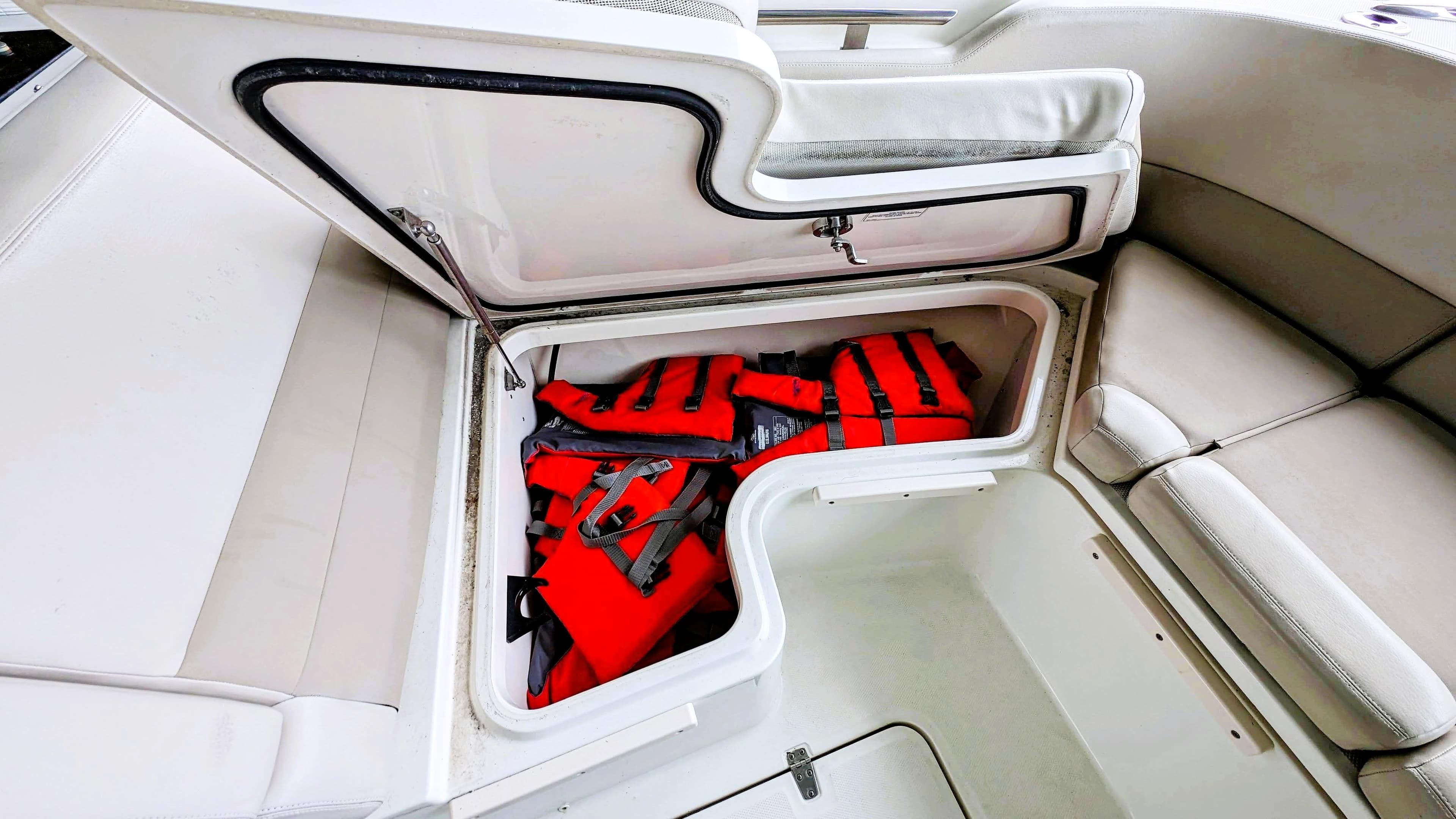 2017 Boston Whaler 320 Vantage