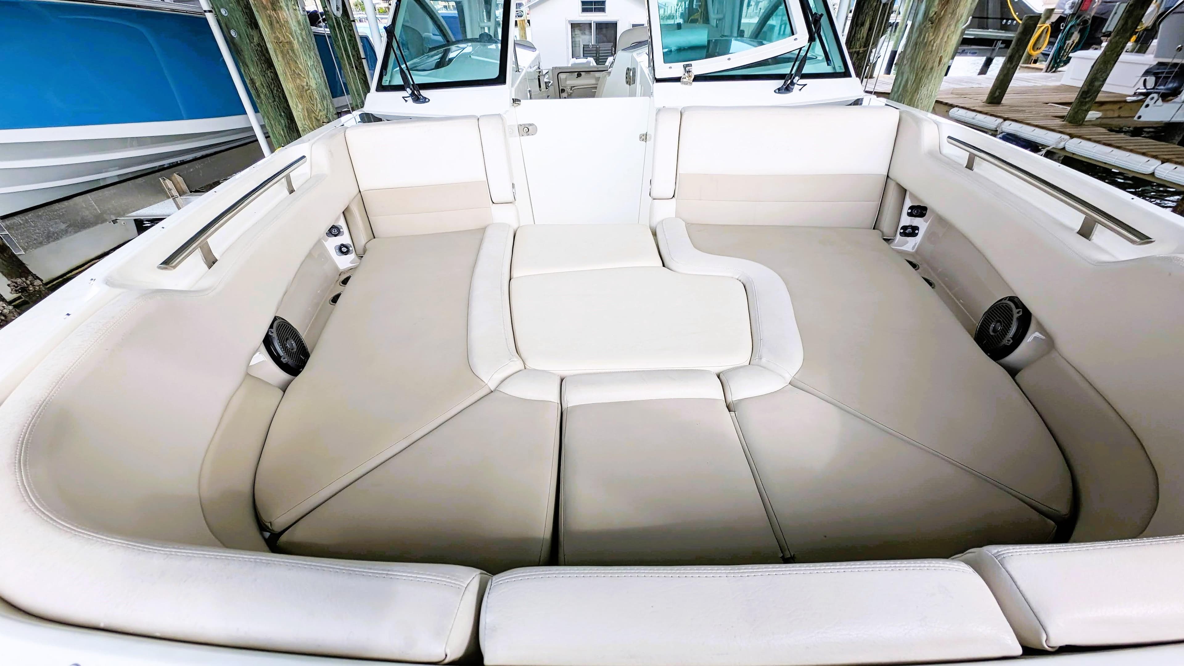 2017 Boston Whaler 320 Vantage