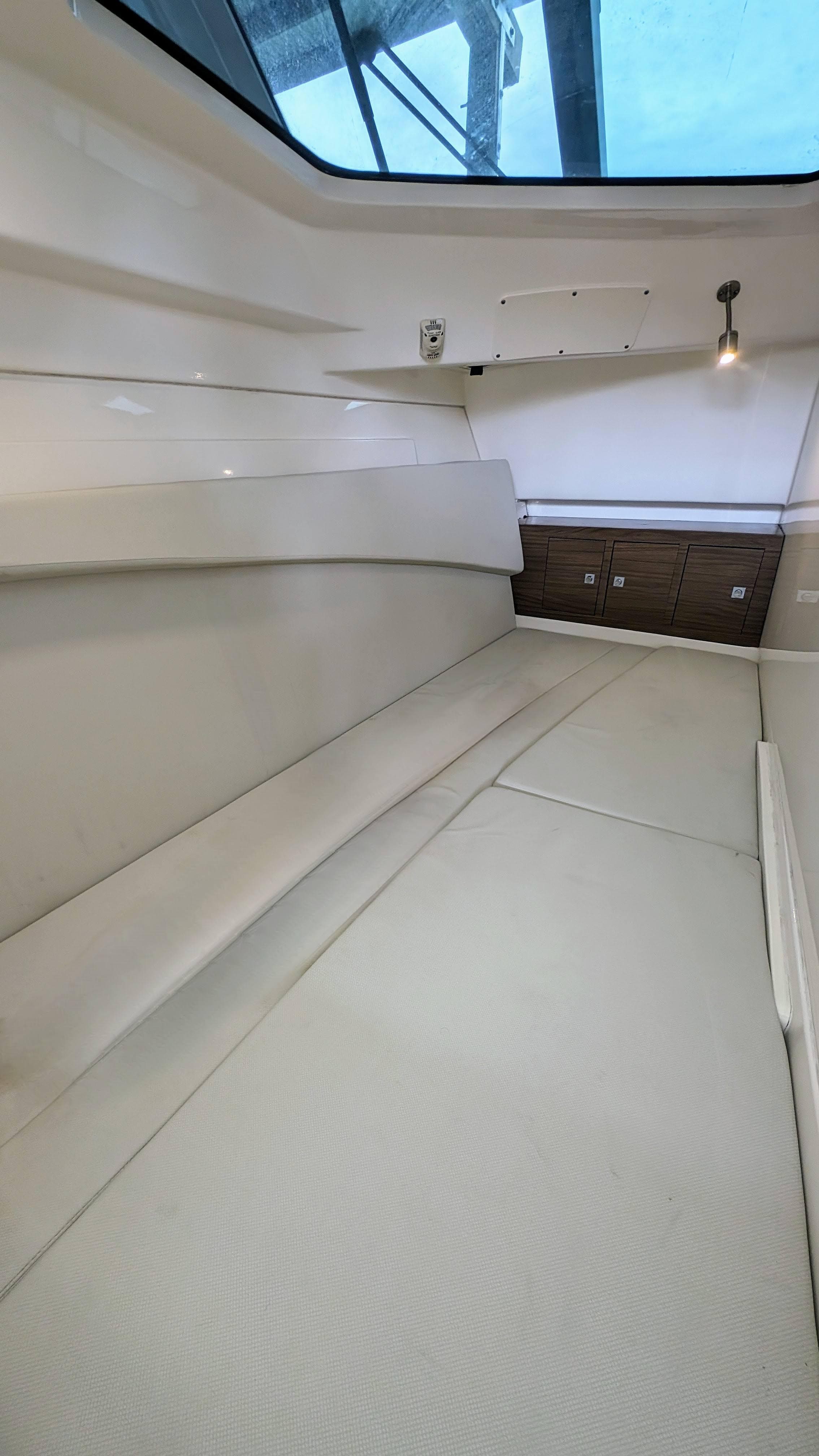 2017 Boston Whaler 320 Vantage