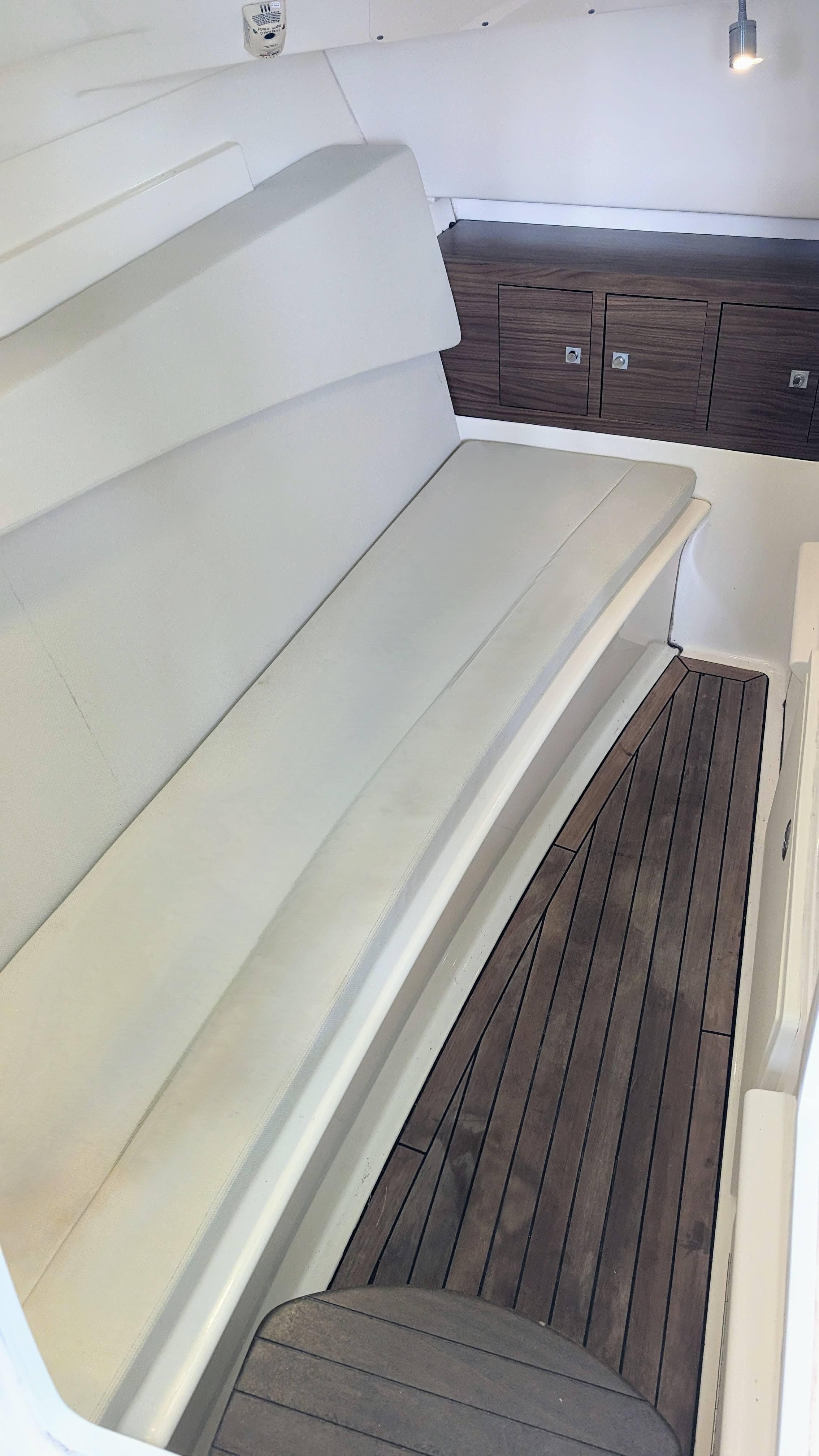 2017 Boston Whaler 320 Vantage