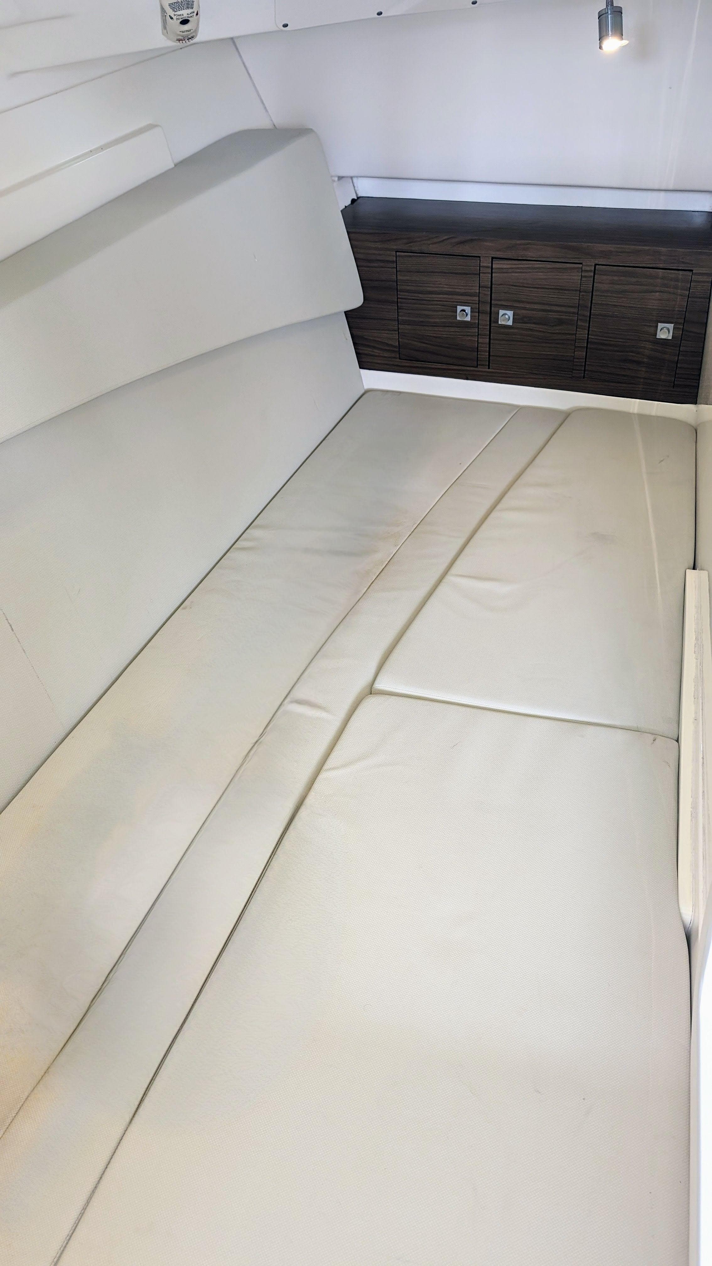 2017 Boston Whaler 320 Vantage