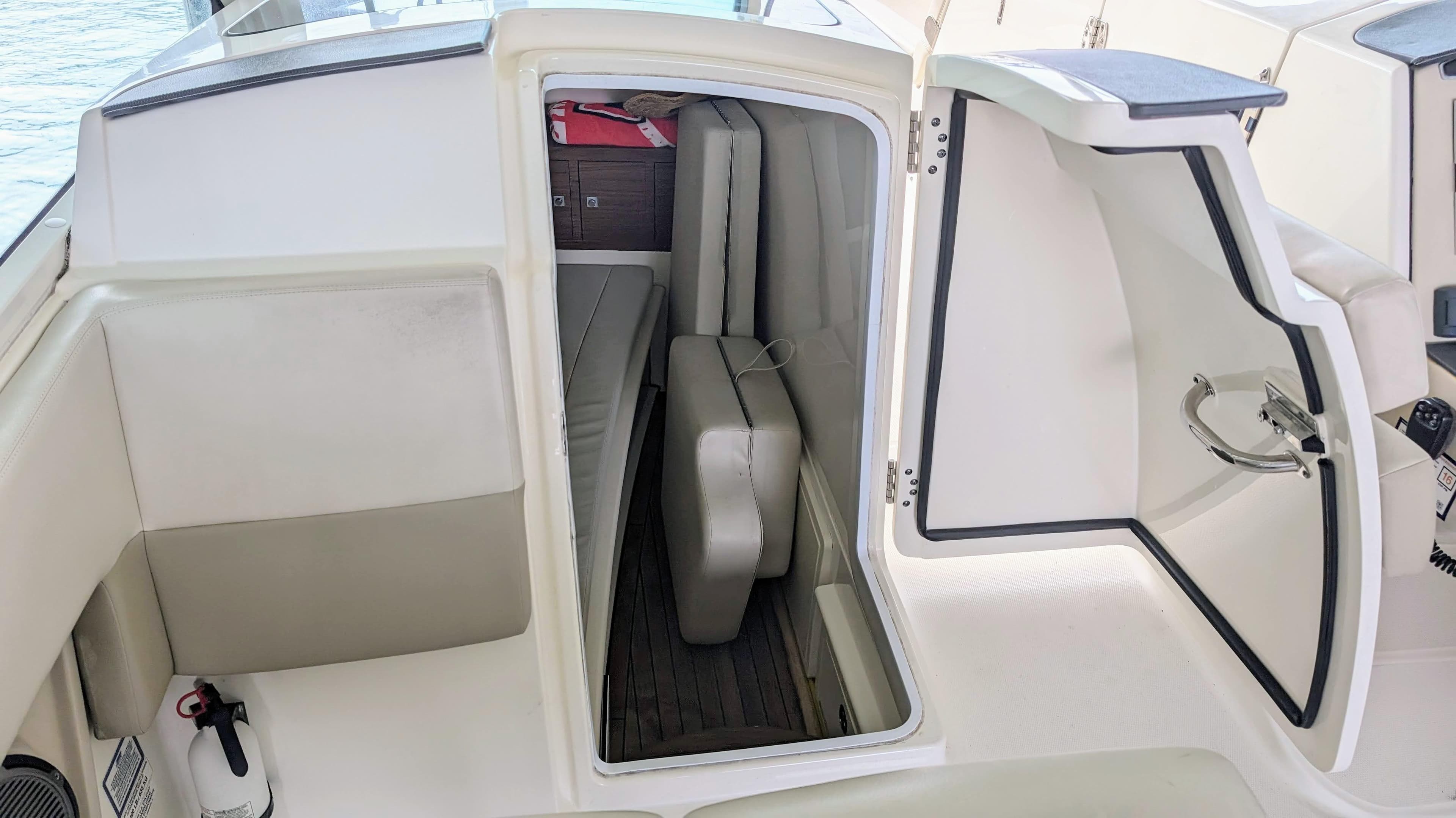 2017 Boston Whaler 320 Vantage