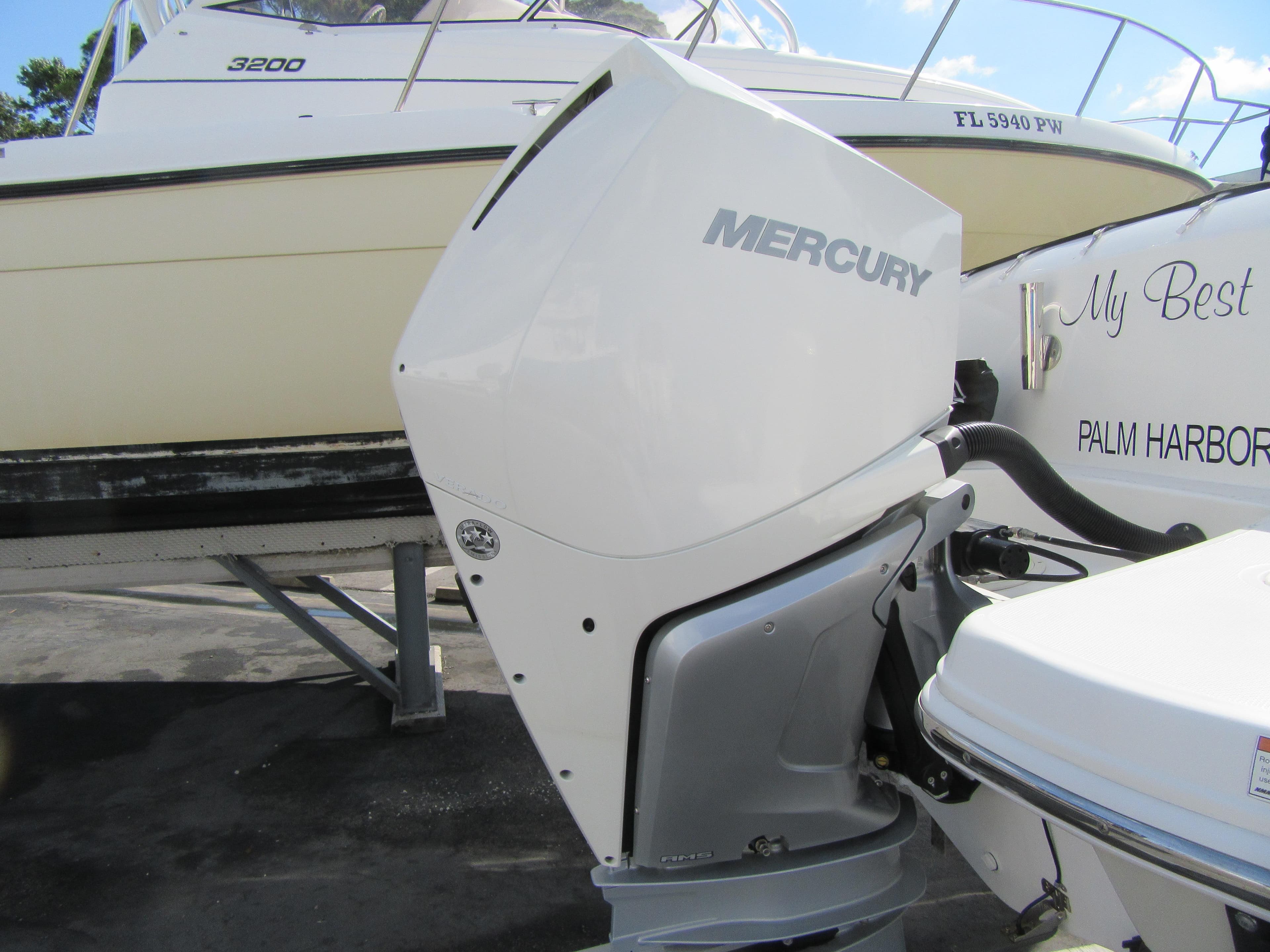 2019 Boston Whaler 230 Vantage