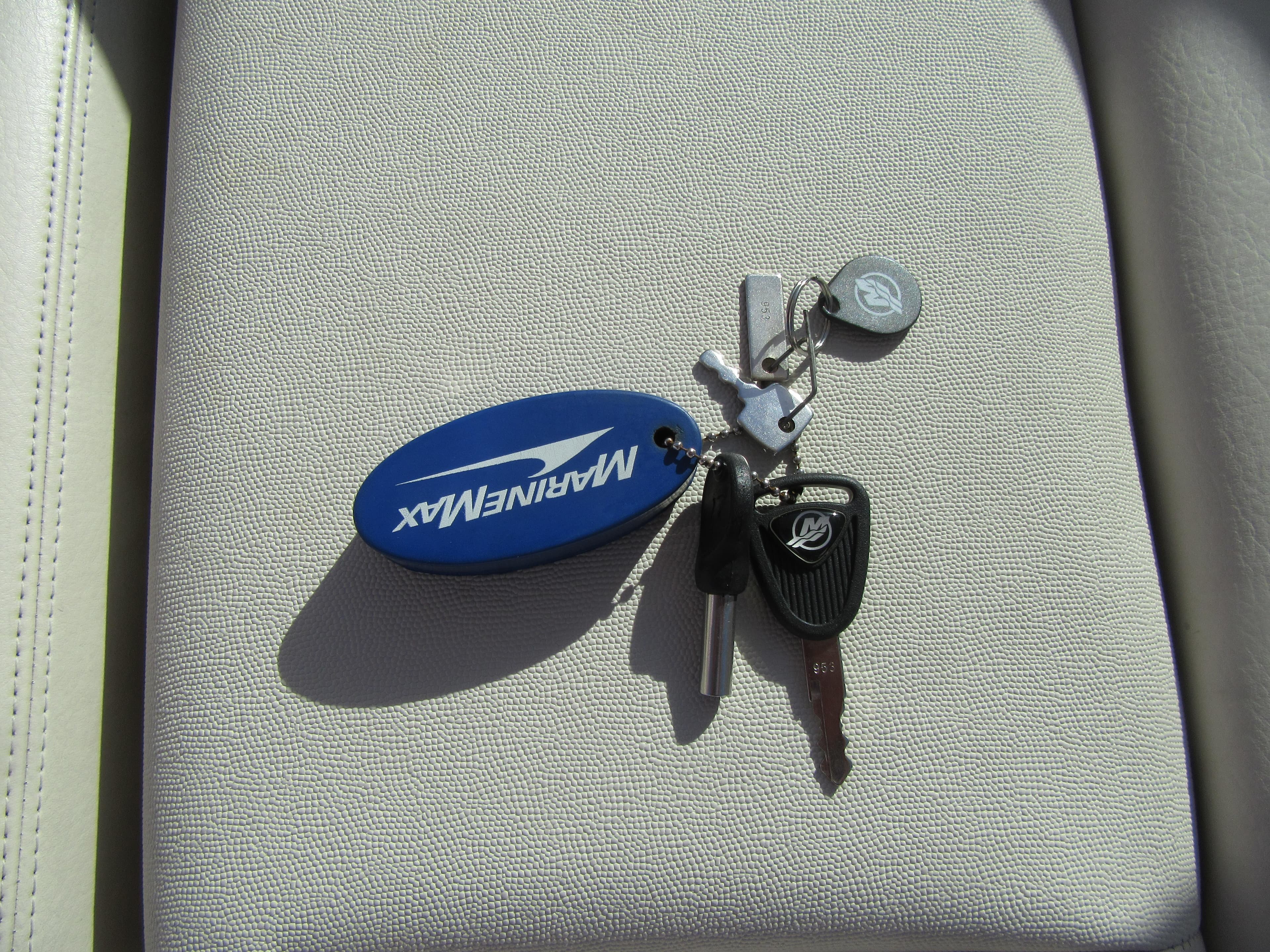 2019 Boston Whaler 230 Vantage