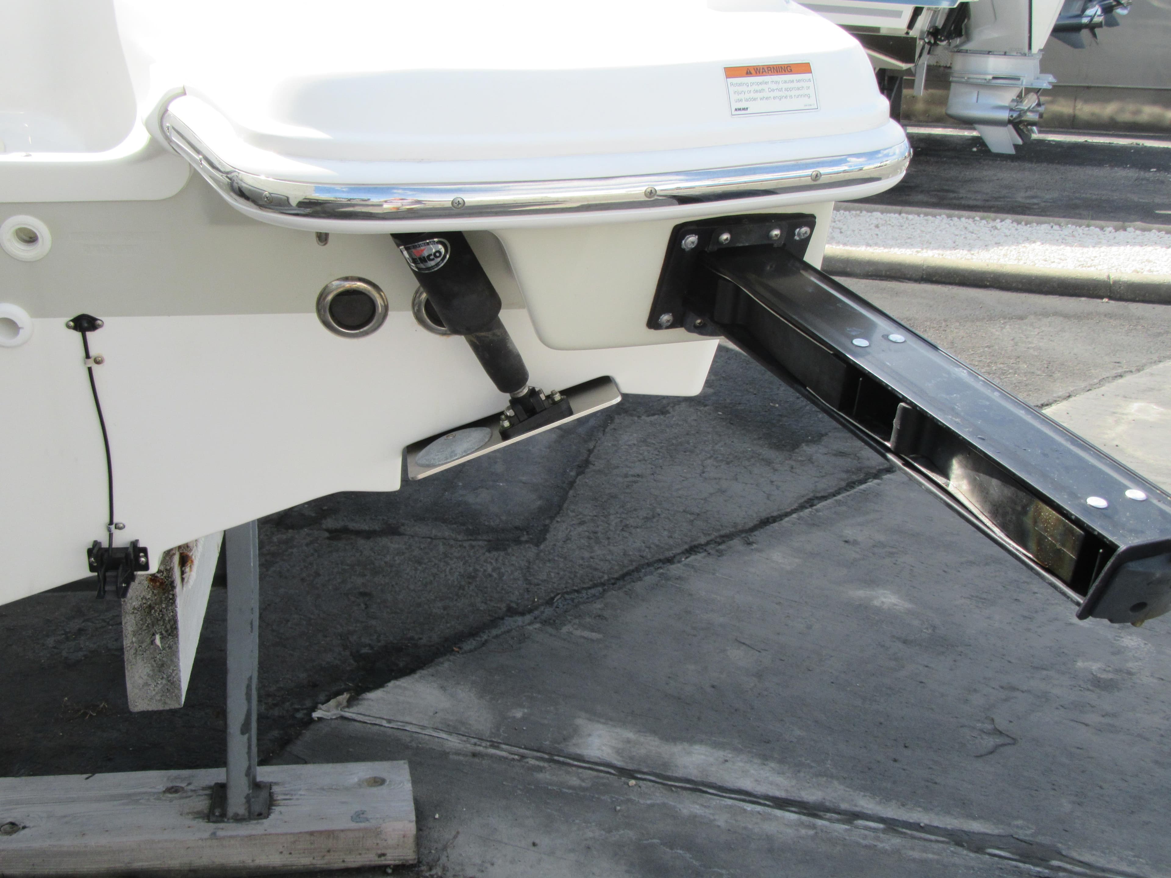 2019 Boston Whaler 230 Vantage