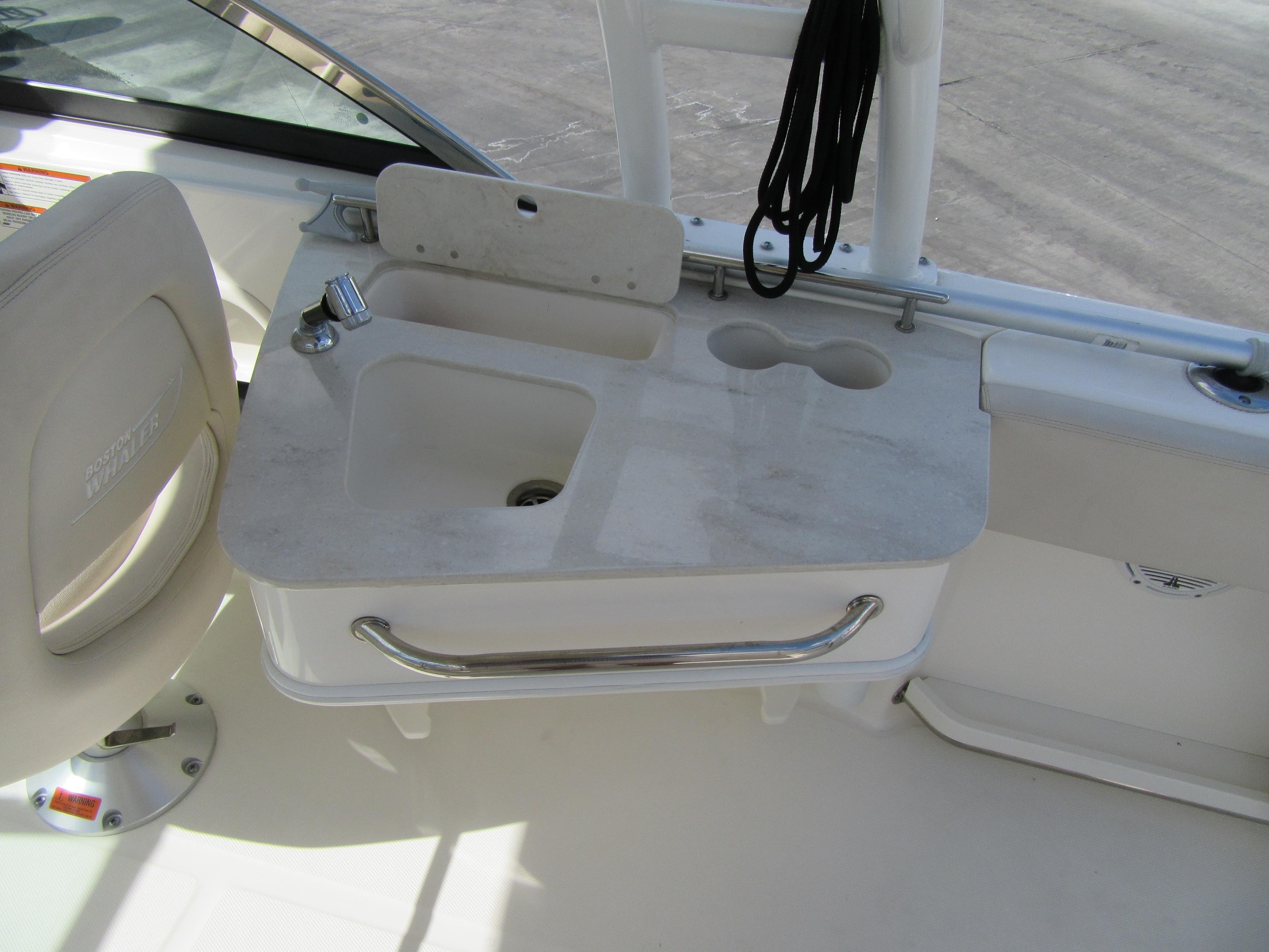 2019 Boston Whaler 230 Vantage