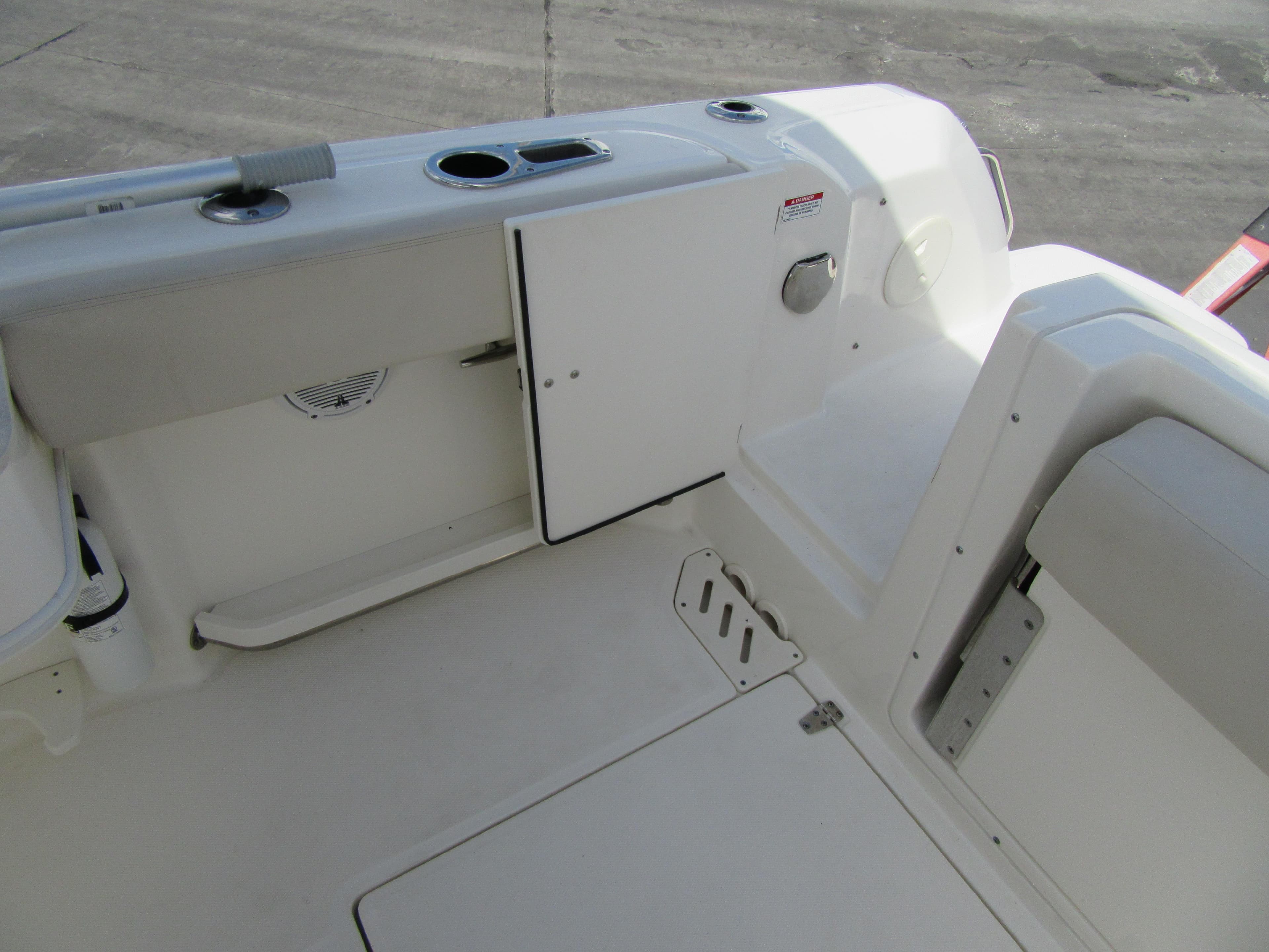 2019 Boston Whaler 230 Vantage