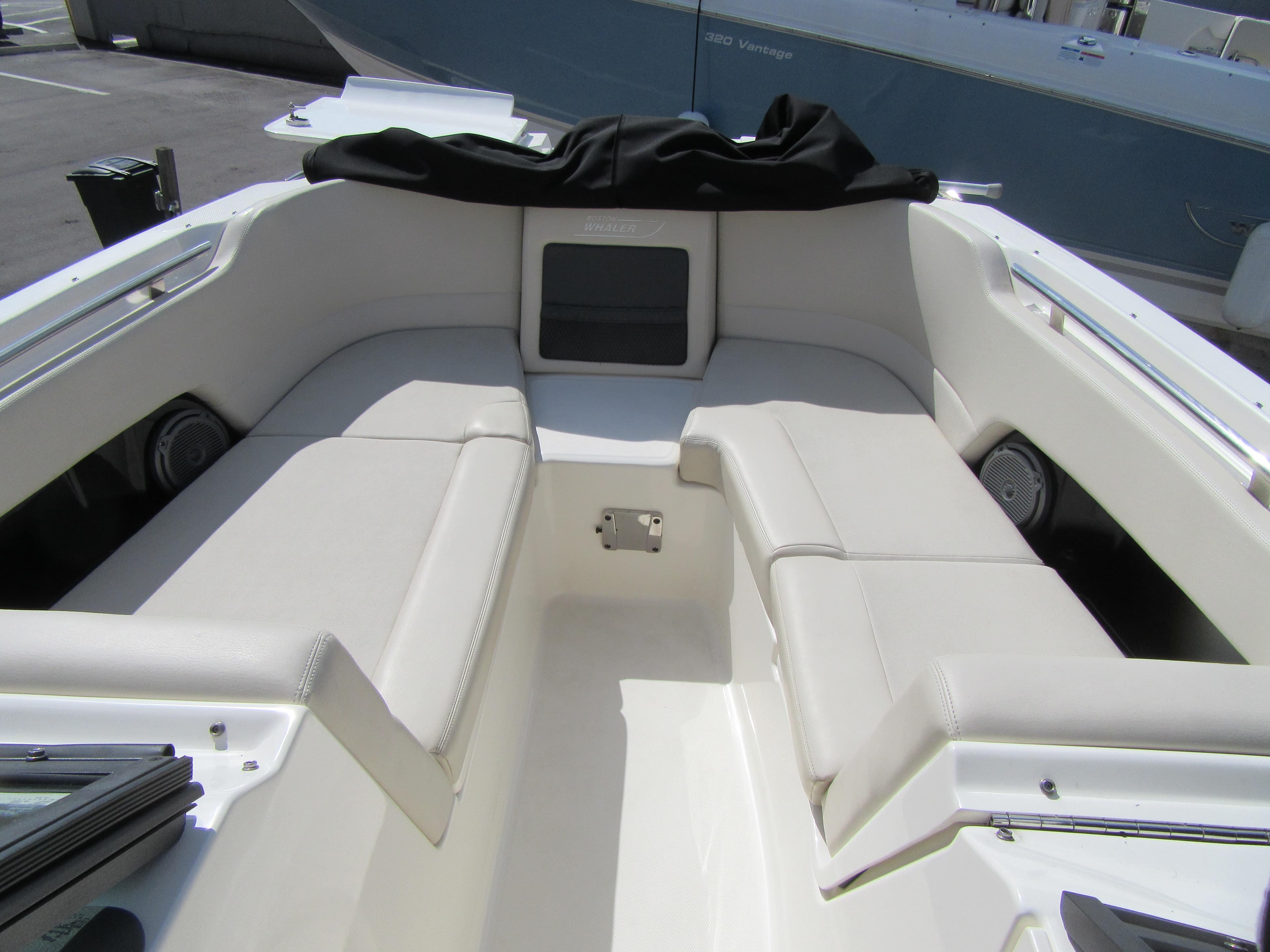 2019 Boston Whaler 230 Vantage