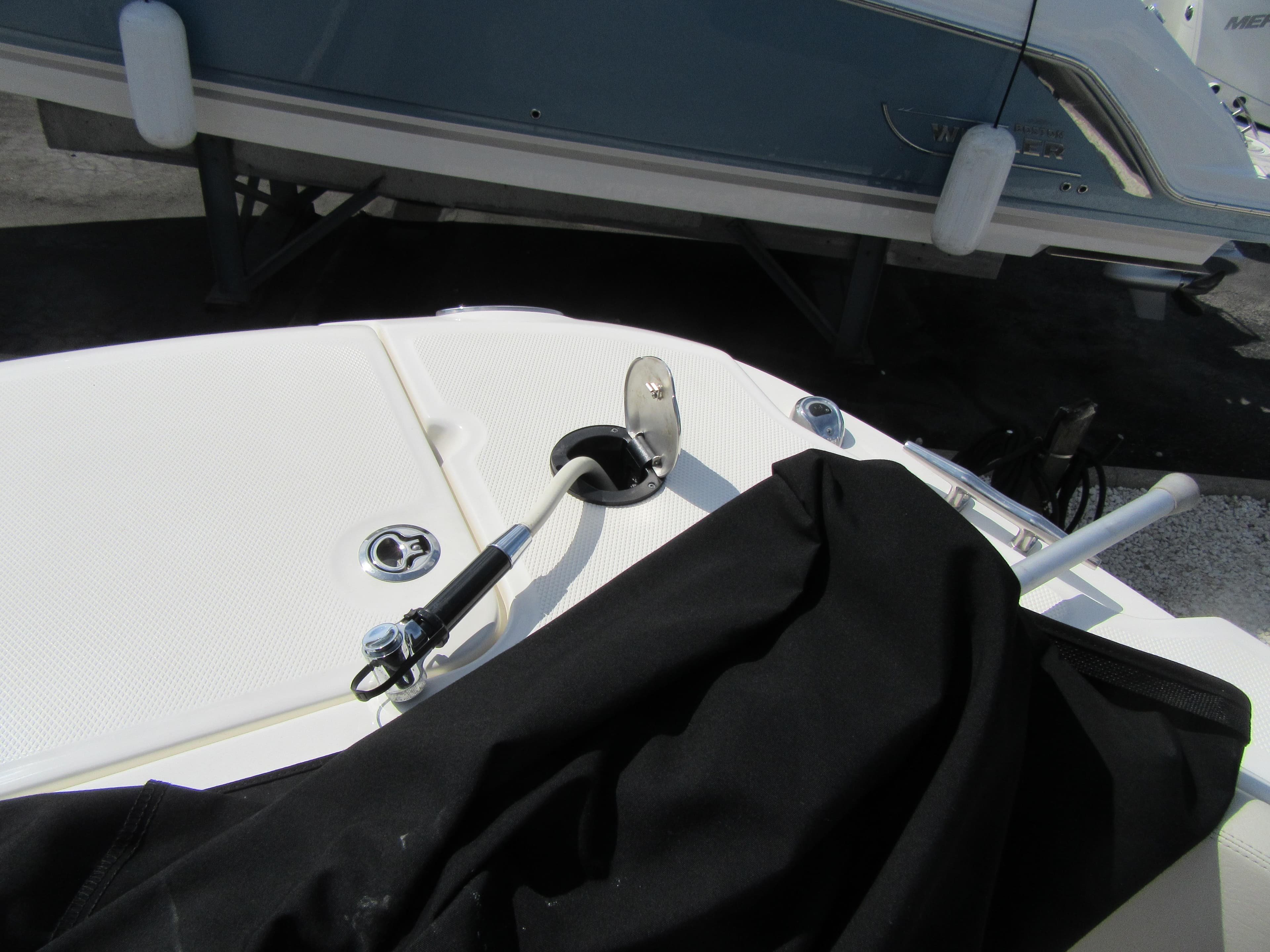 2019 Boston Whaler 230 Vantage