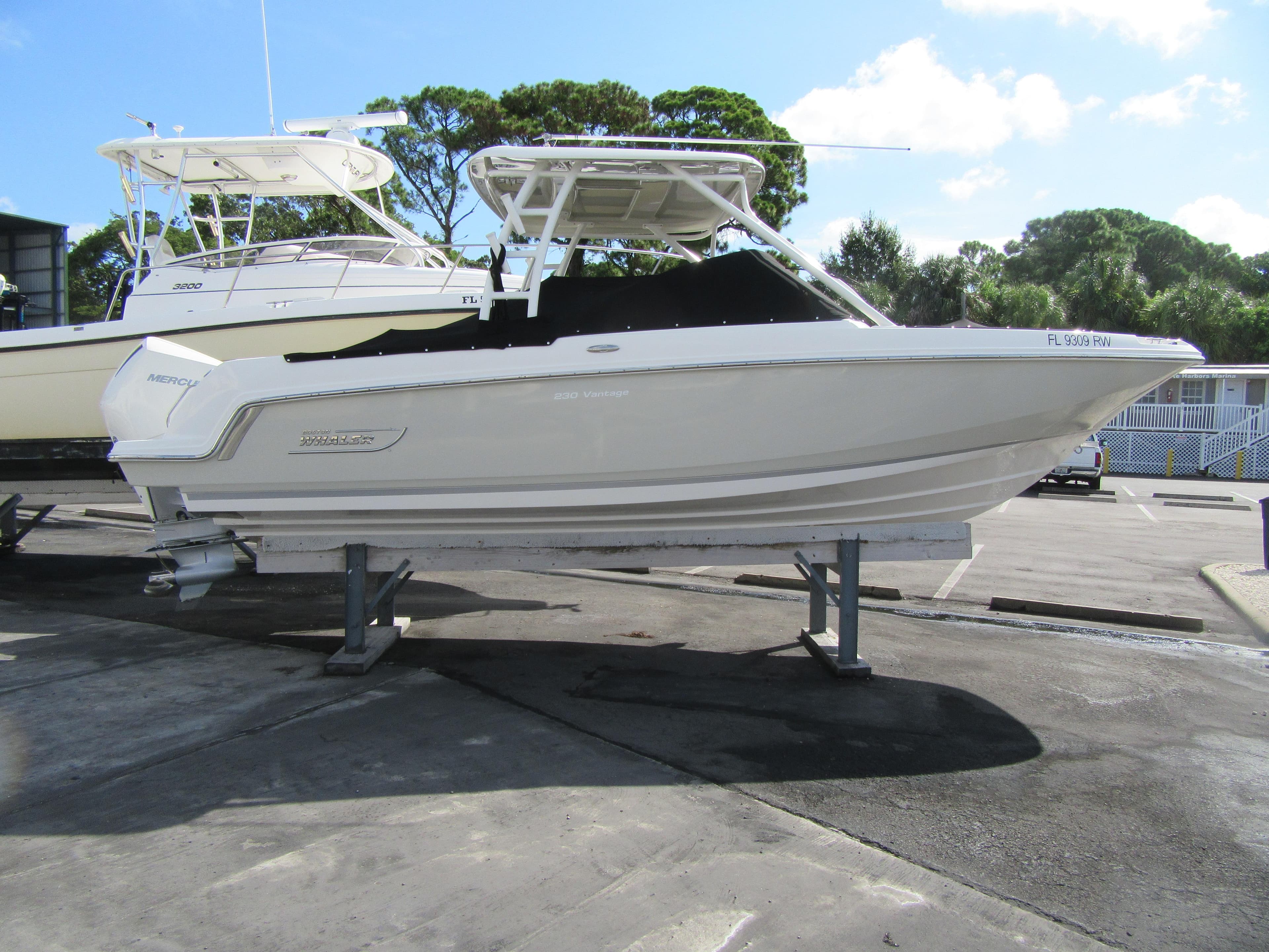 2019 Boston Whaler 230 Vantage