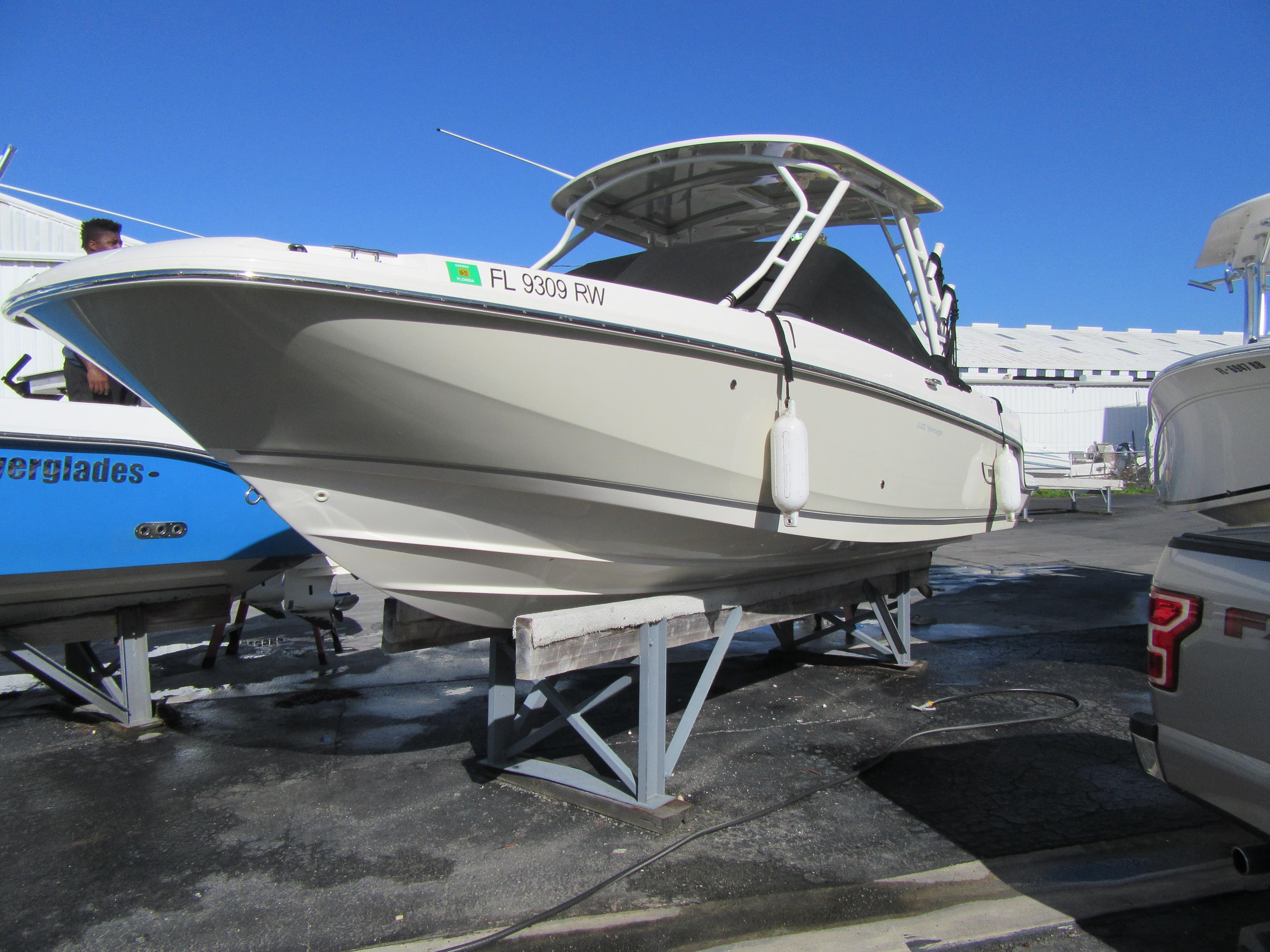 2019 Boston Whaler 230 Vantage