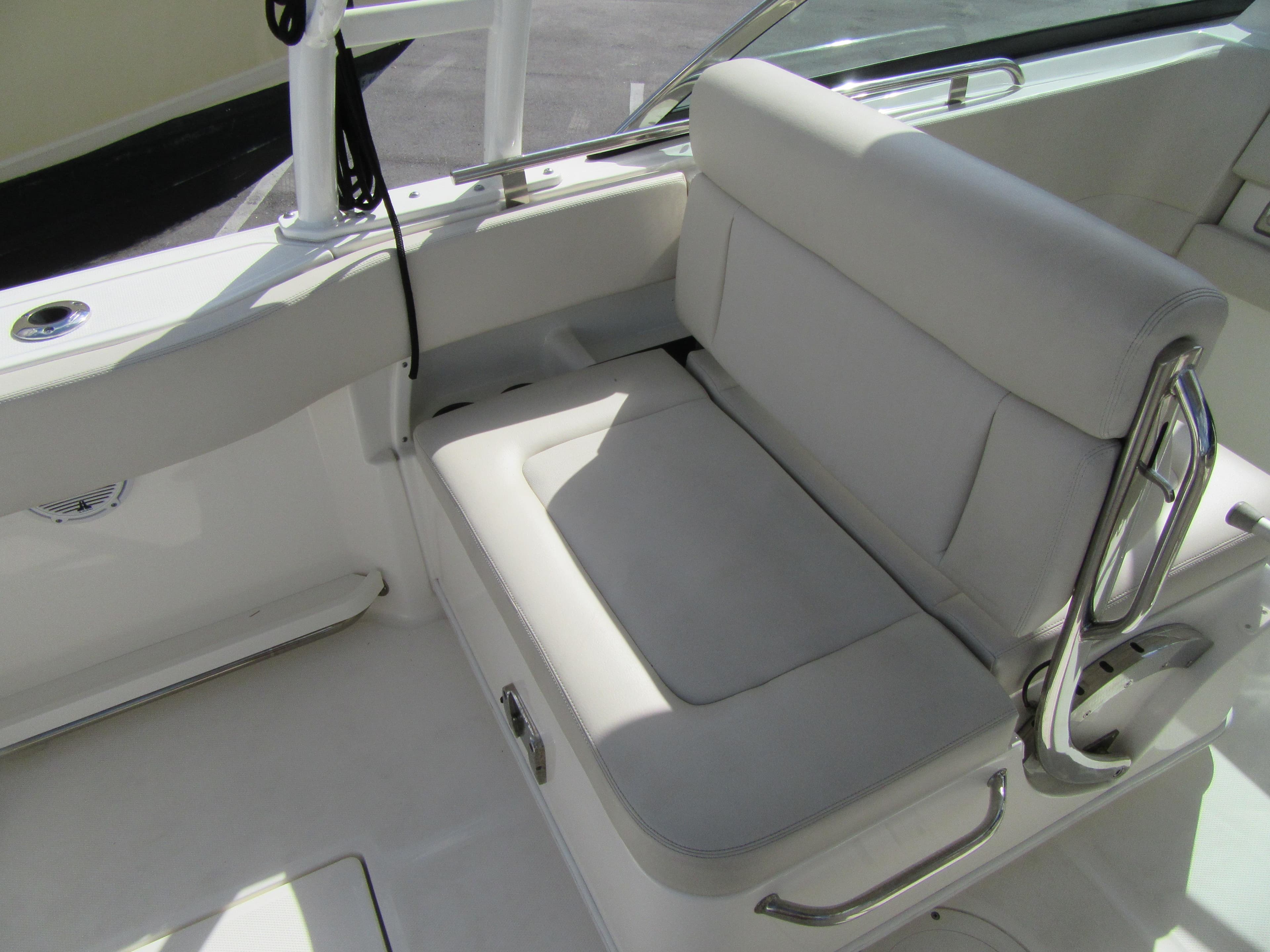 2019 Boston Whaler 230 Vantage