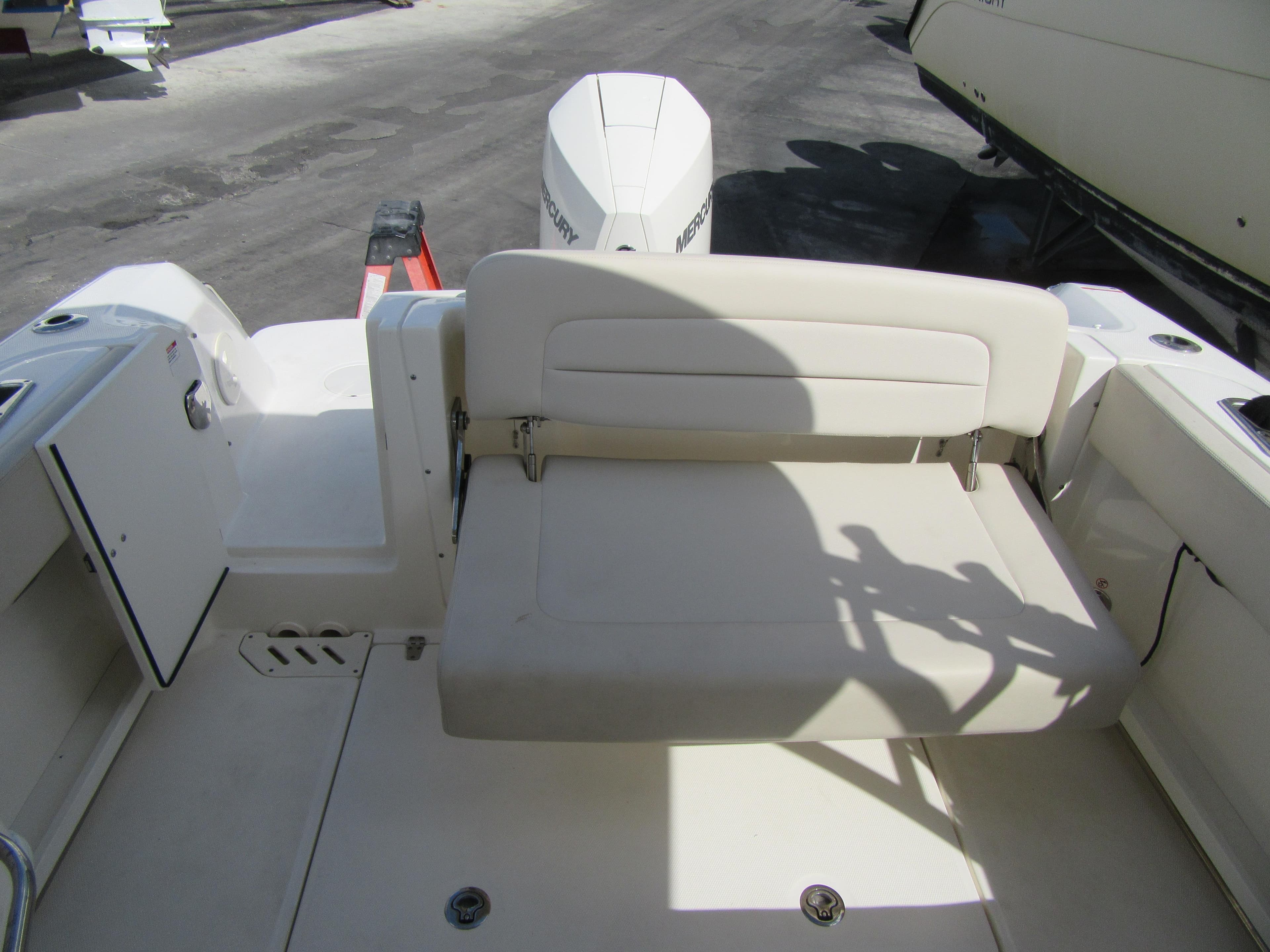 2019 Boston Whaler 230 Vantage