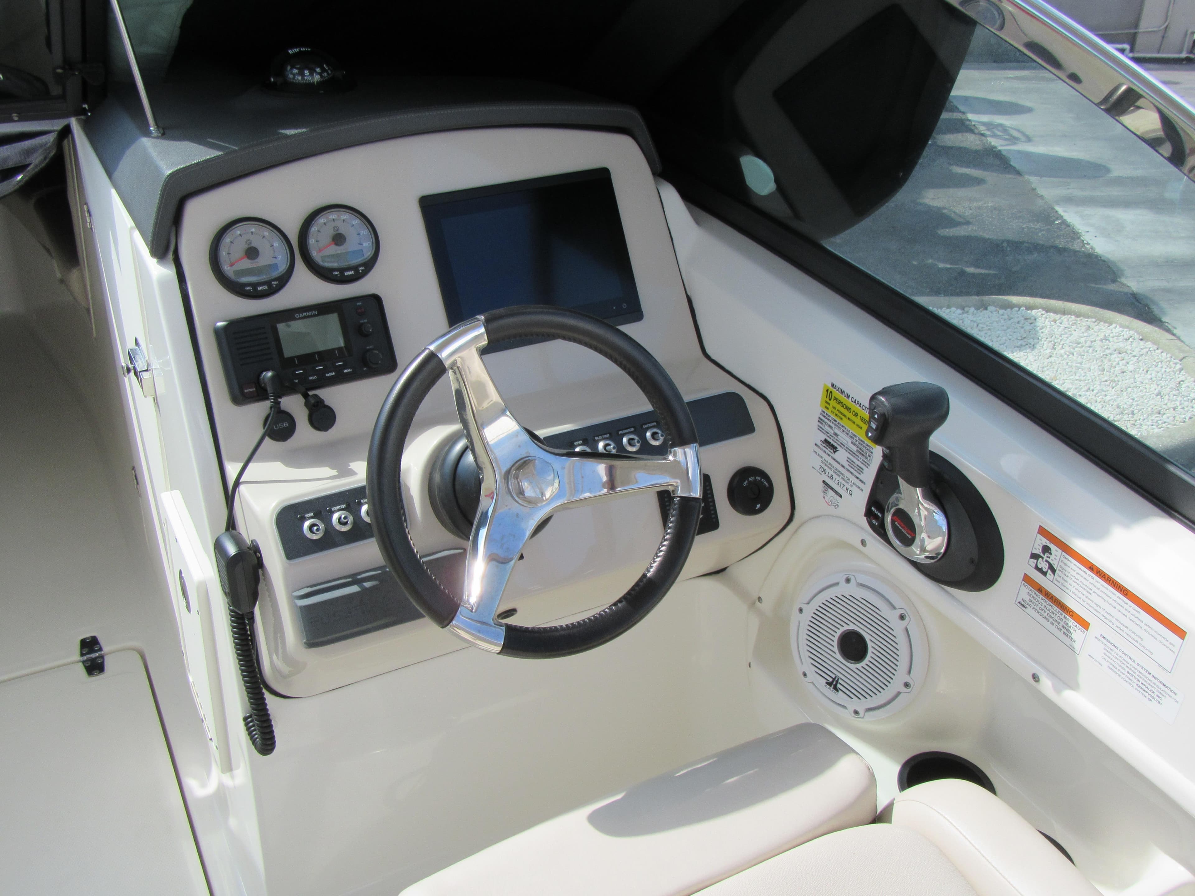 2019 Boston Whaler 230 Vantage