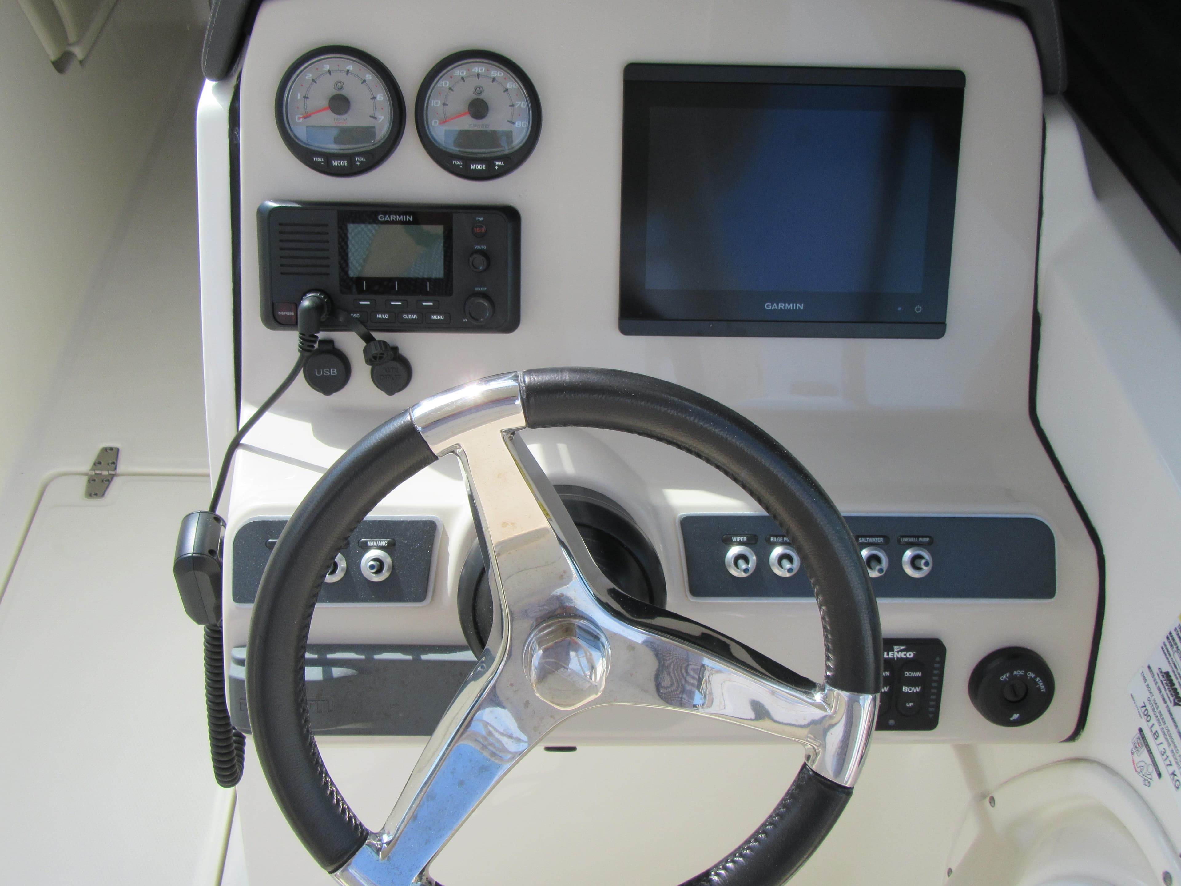 2019 Boston Whaler 230 Vantage