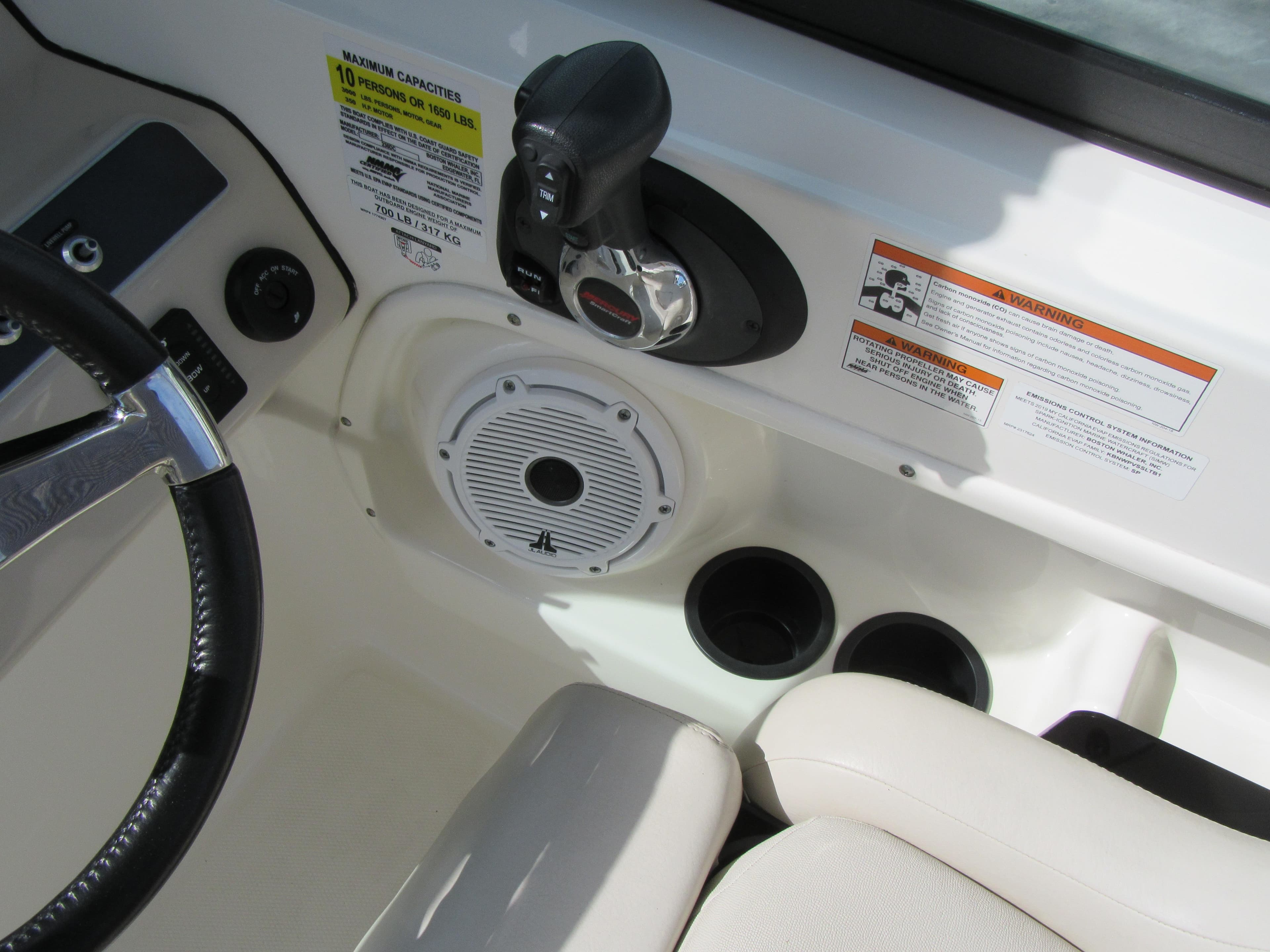 2019 Boston Whaler 230 Vantage