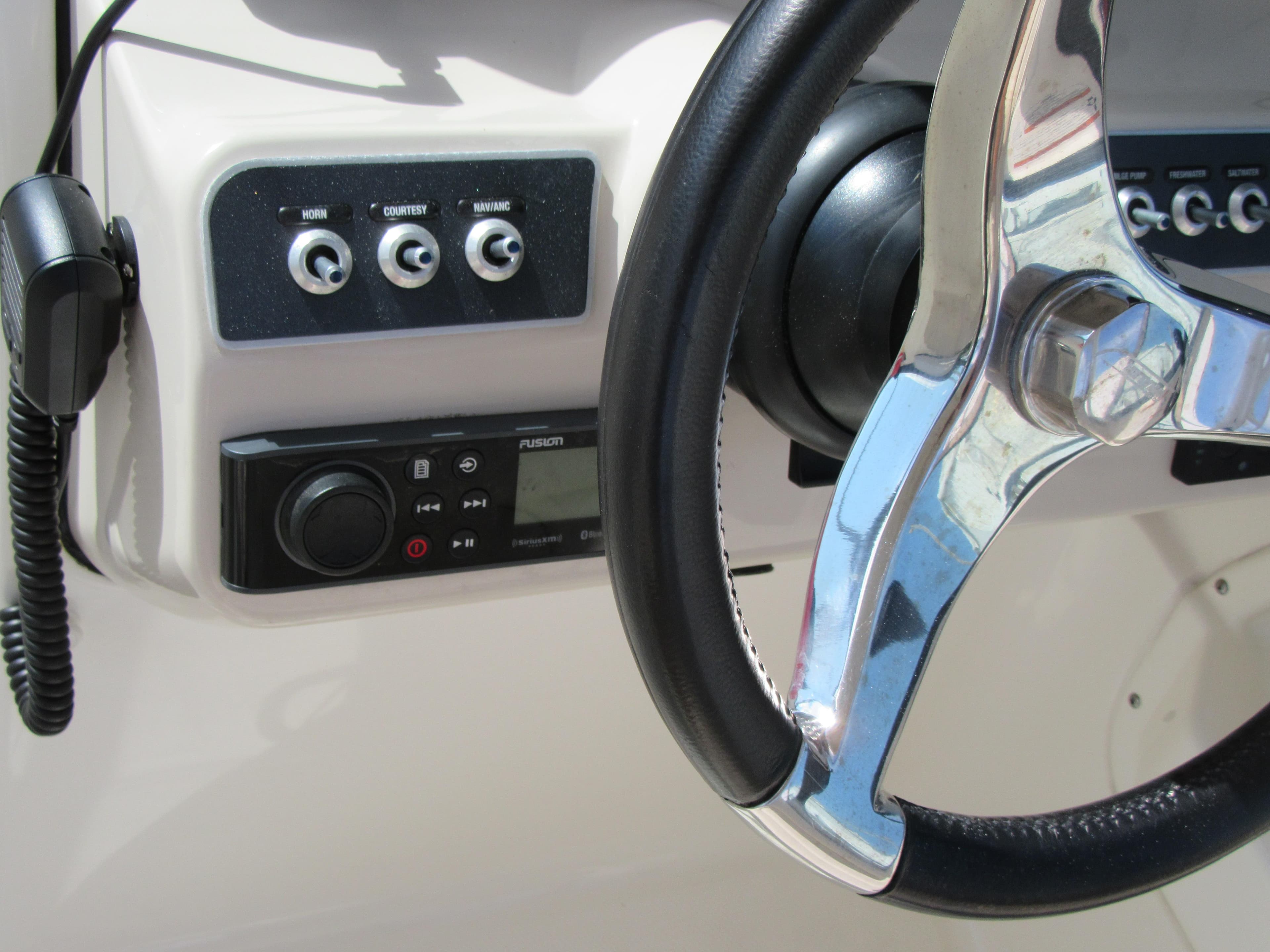 2019 Boston Whaler 230 Vantage