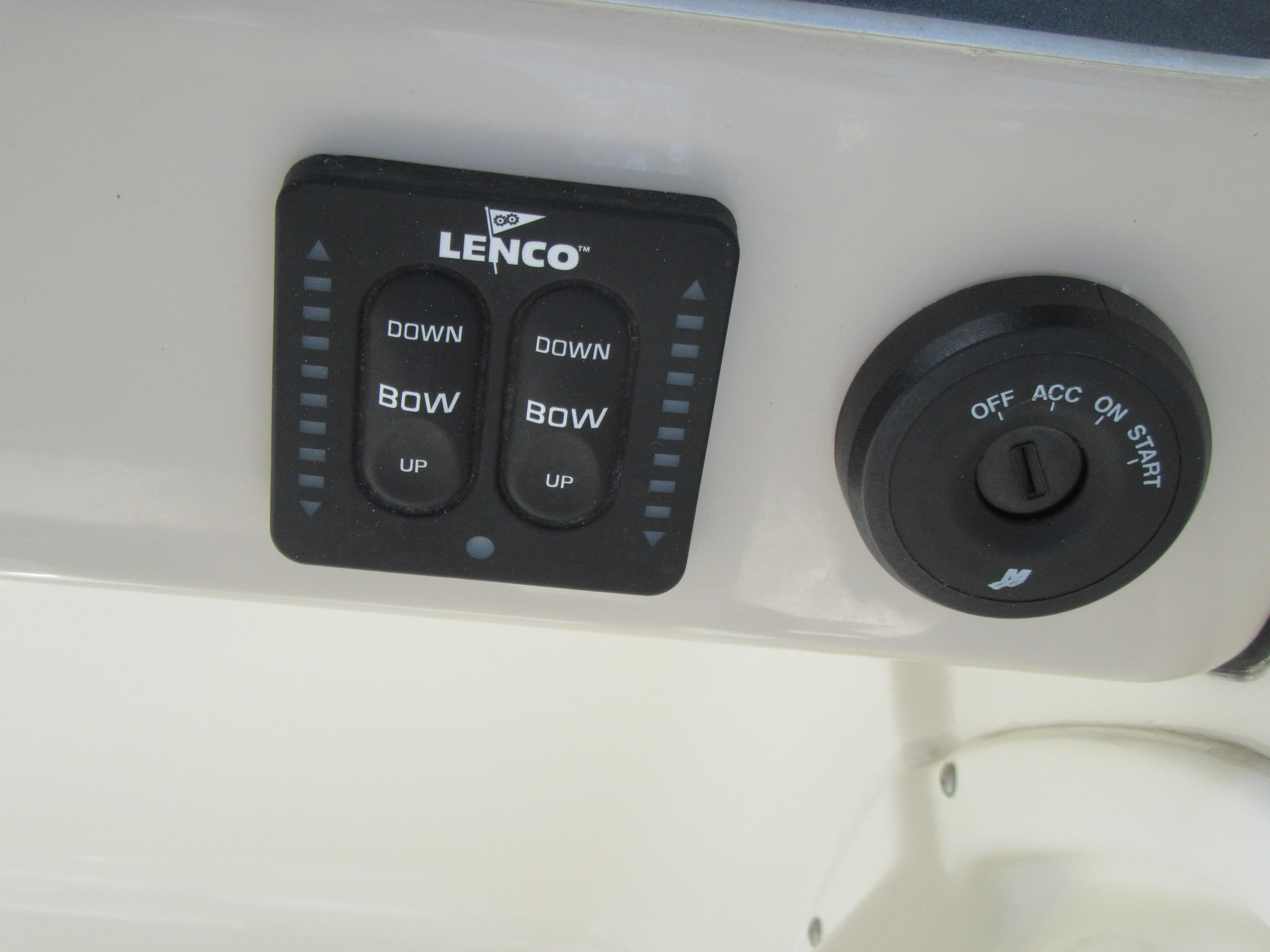 2019 Boston Whaler 230 Vantage