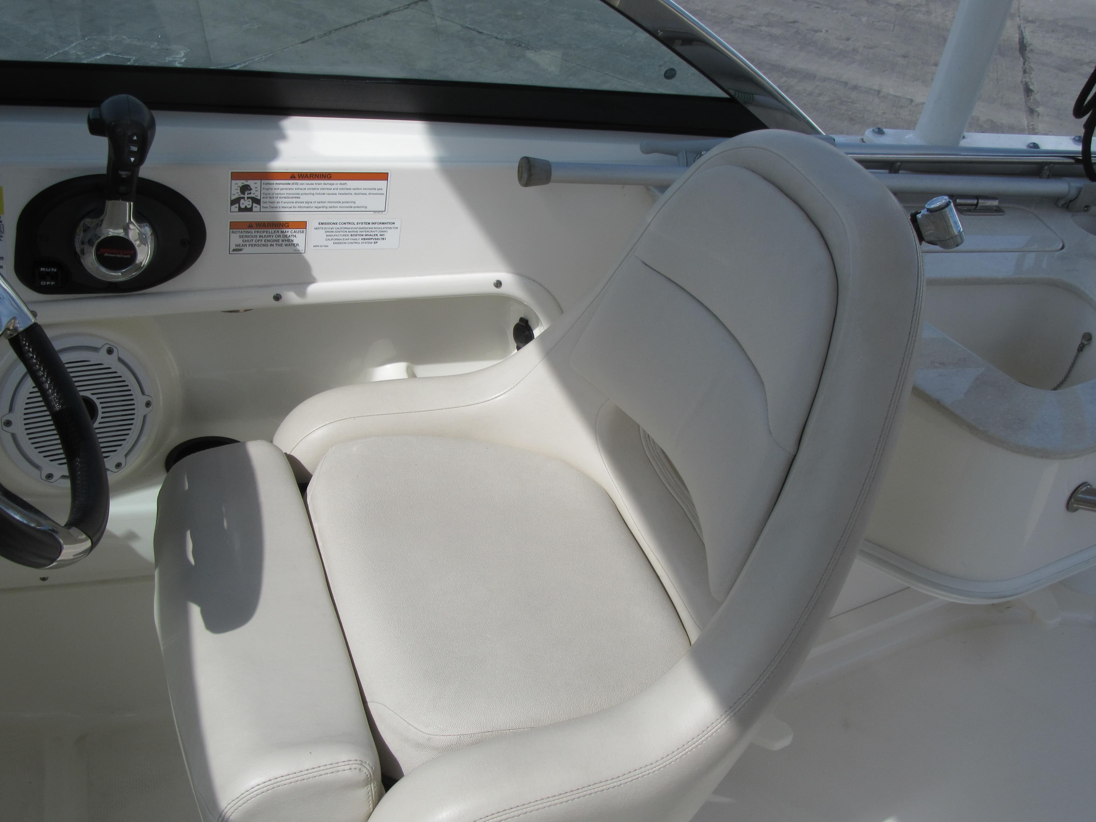 2019 Boston Whaler 230 Vantage