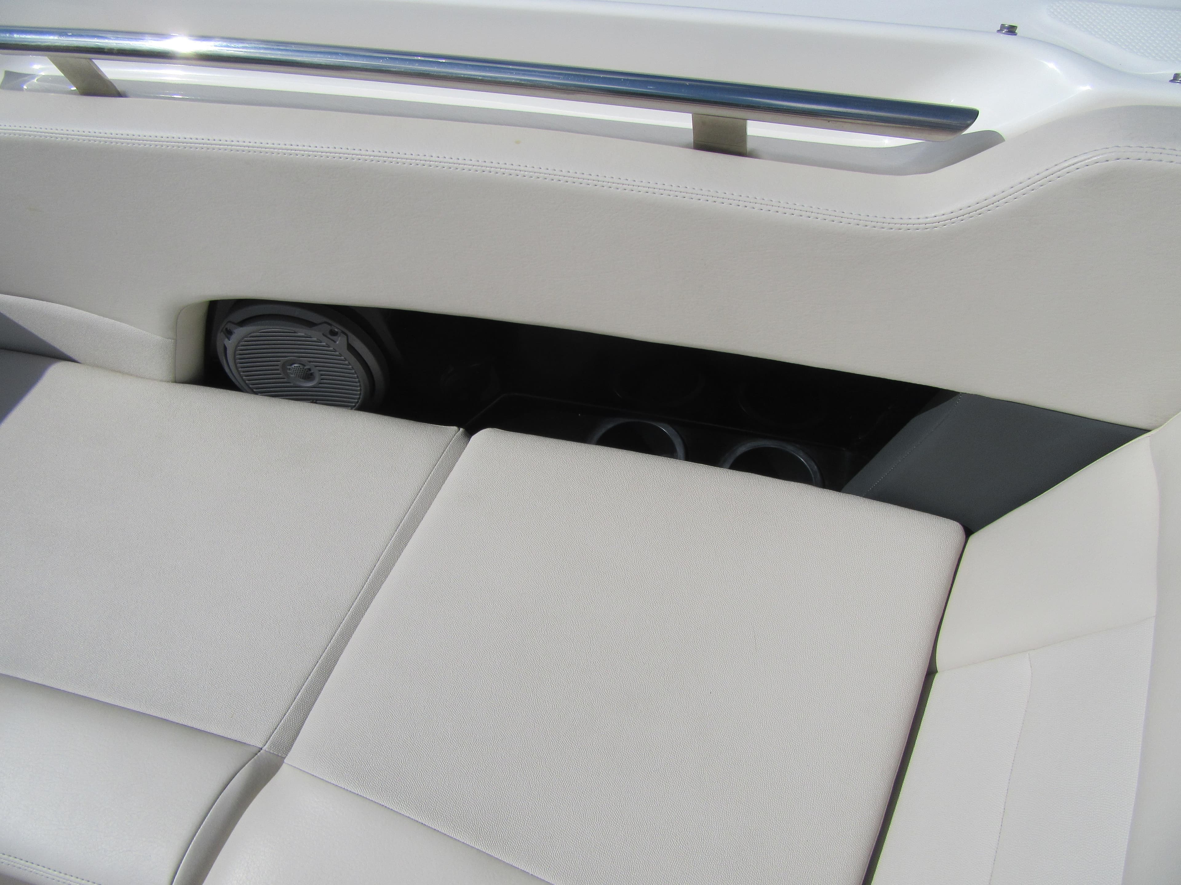 2019 Boston Whaler 230 Vantage