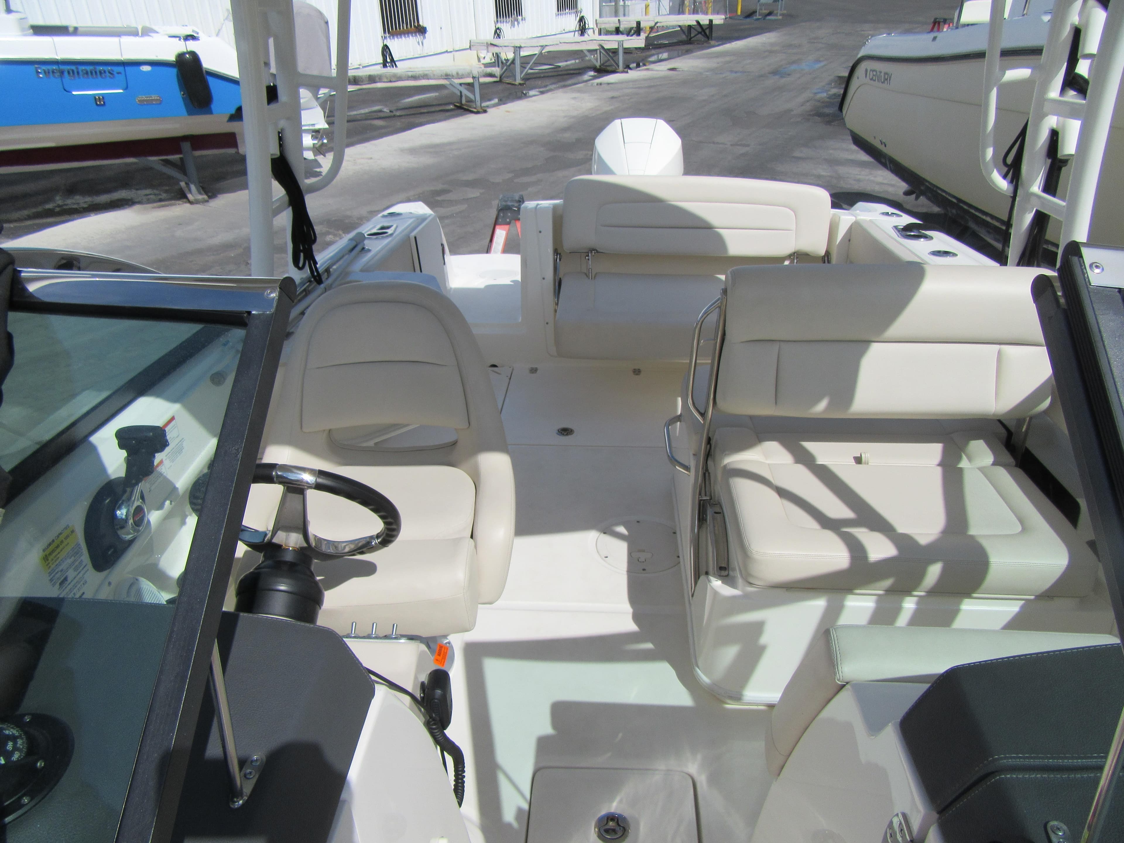 2019 Boston Whaler 230 Vantage