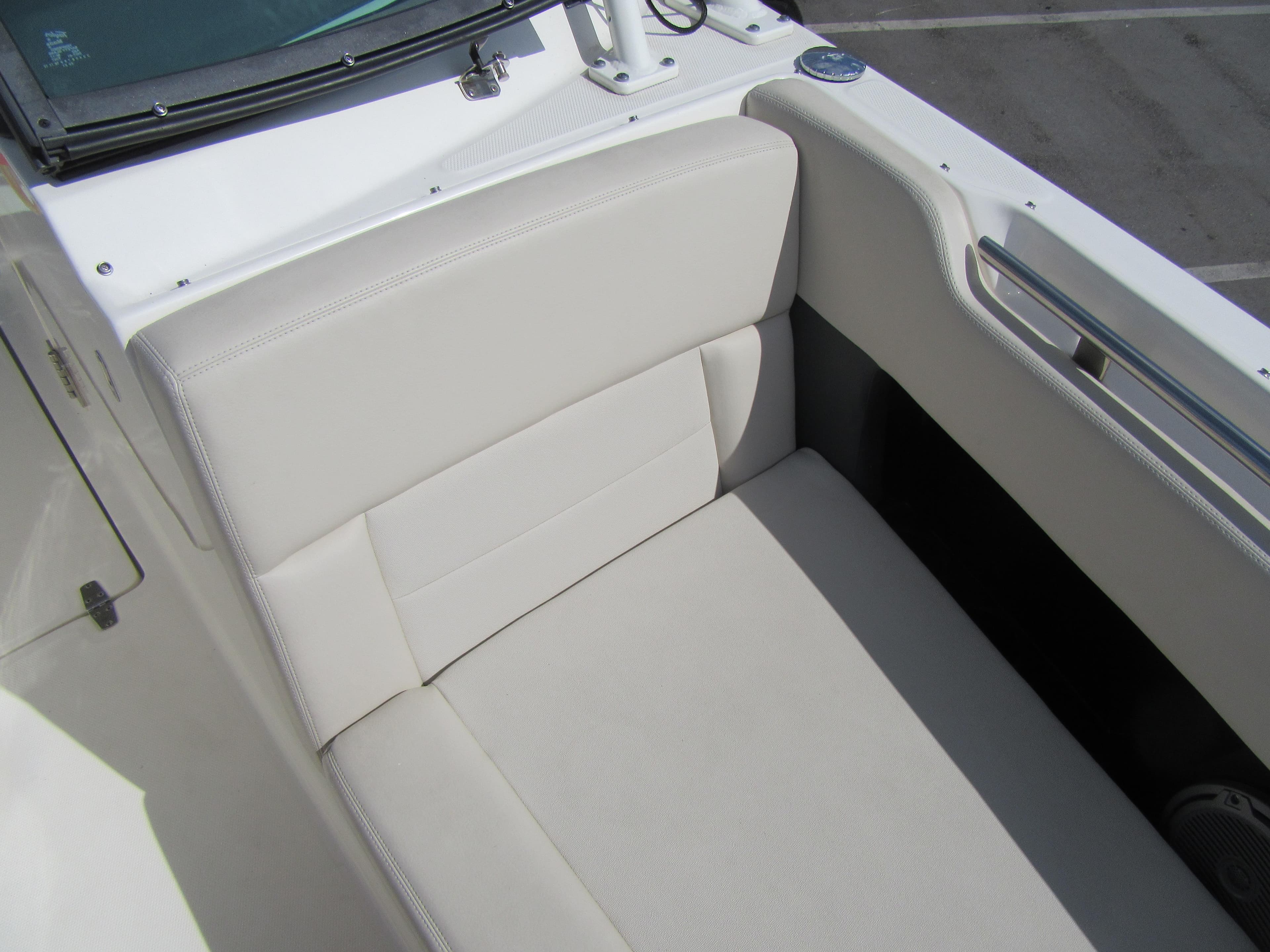 2019 Boston Whaler 230 Vantage