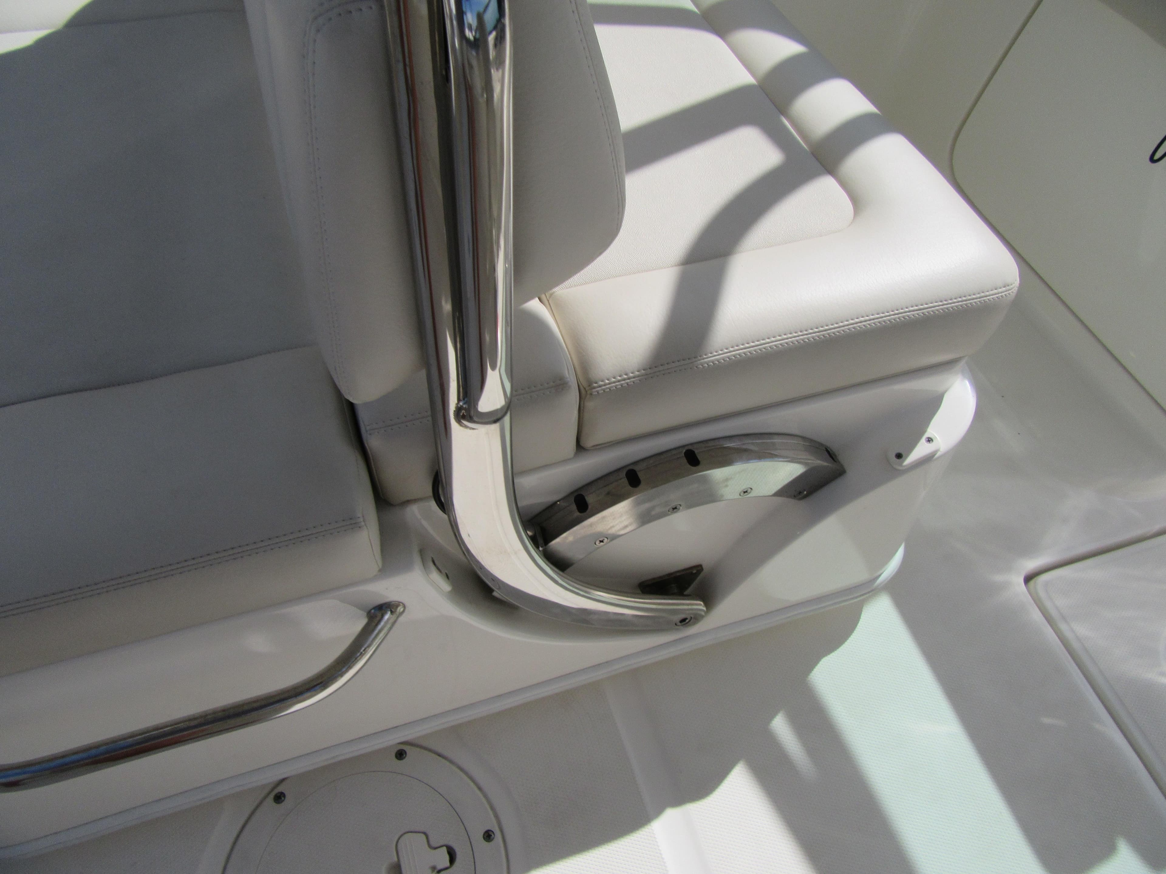2019 Boston Whaler 230 Vantage
