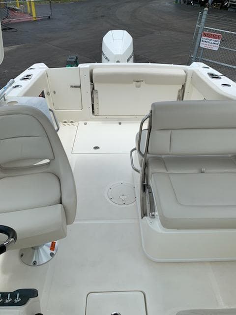 2019 Boston Whaler 230 Vantage