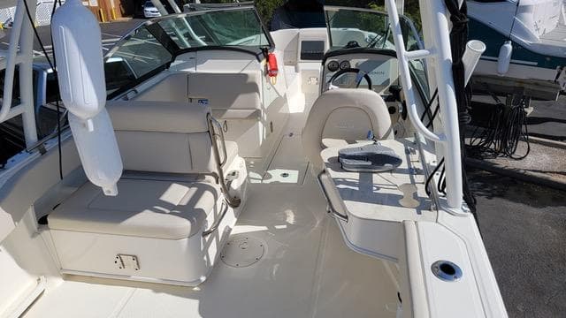 2019 Boston Whaler 230 Vantage