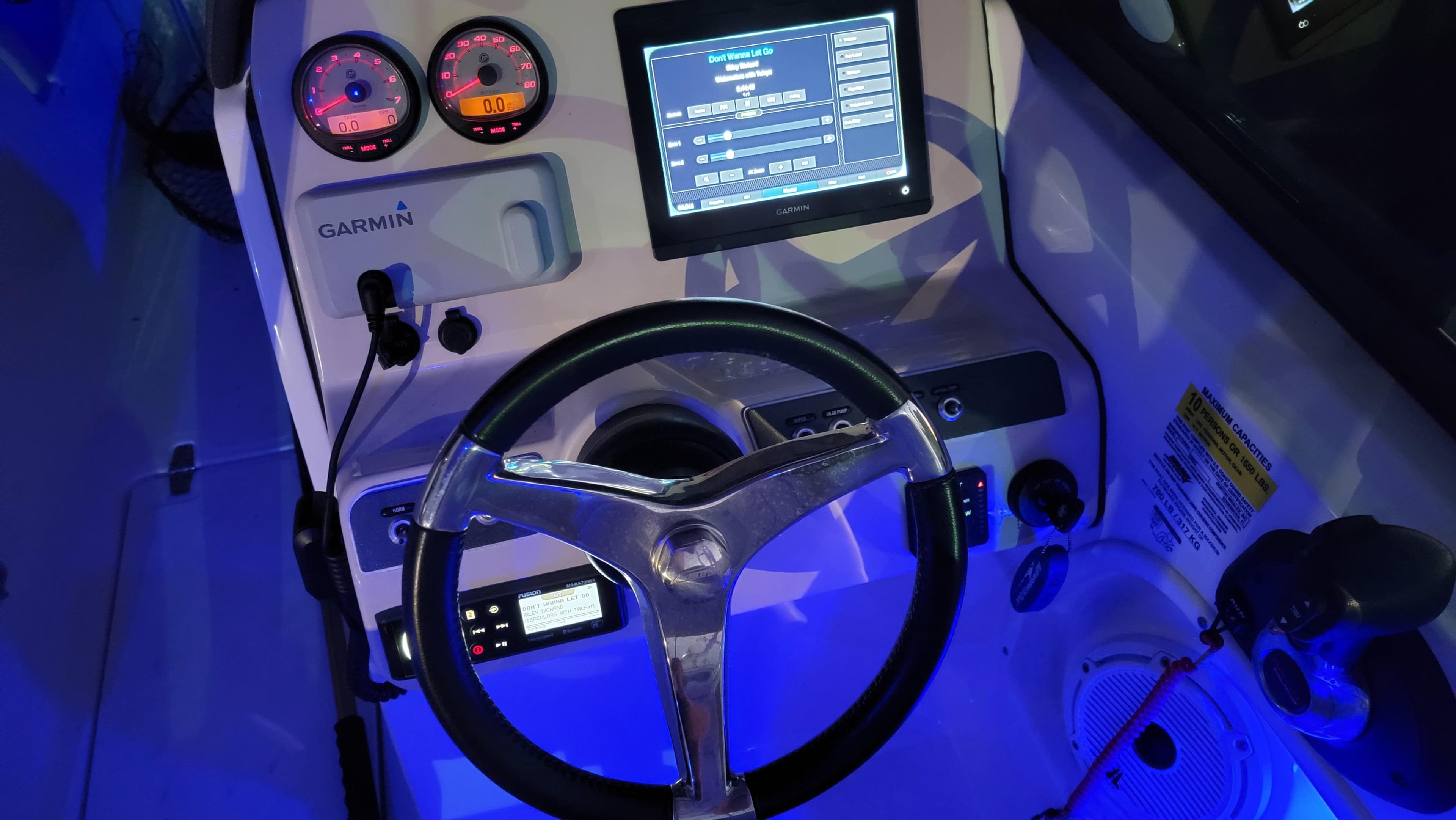 2019 Boston Whaler 230 Vantage