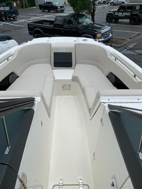 2019 Boston Whaler 230 Vantage